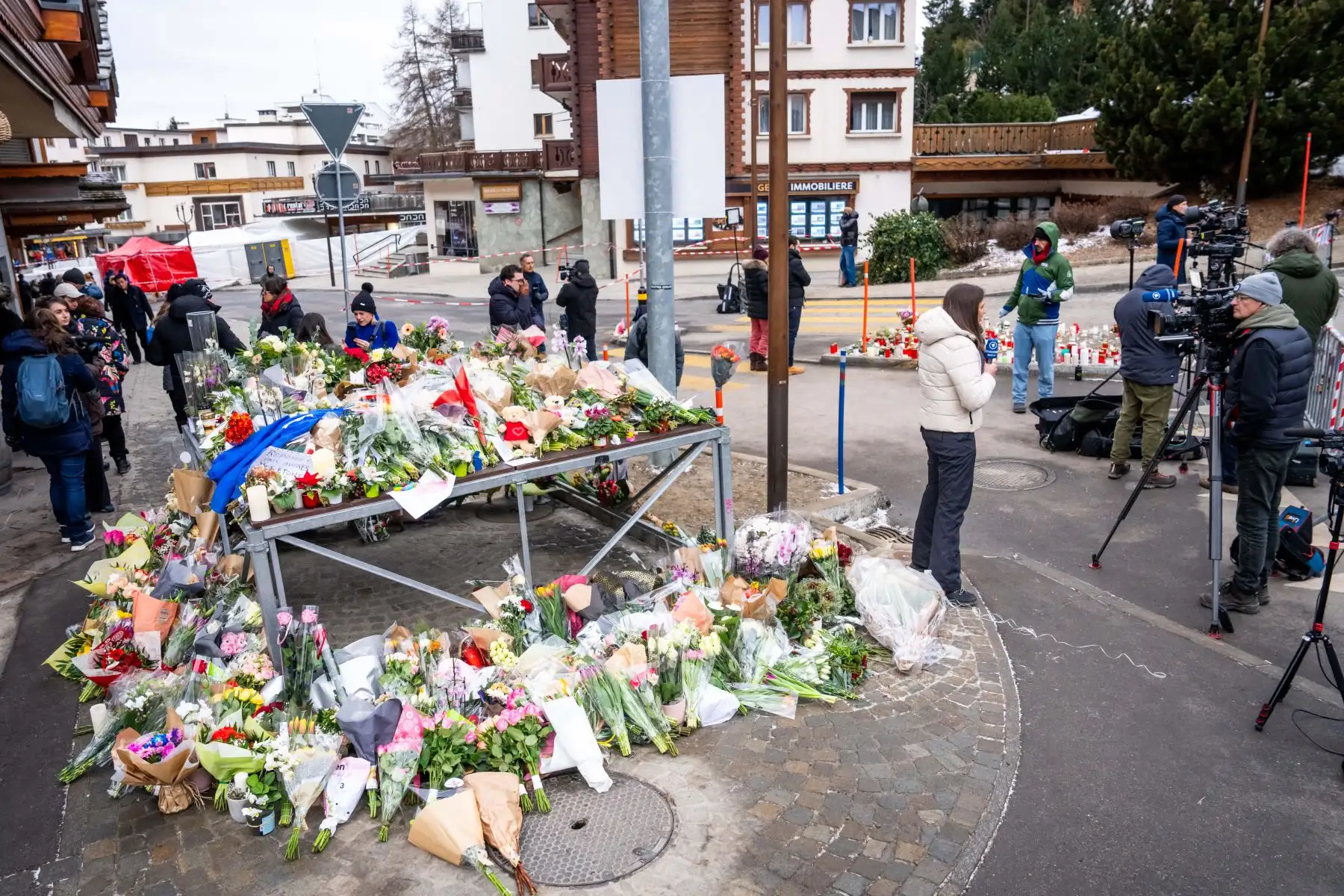 Familiares de víctimas se reúnen cerca del lugar del incendio que arrasó un bar durante las celebraciones de Año Nuevo en la estación de esquí alpina de Crans-Montana, dejando un saldo de unas 40 personas muertas y más de 100 heridas. Foto: AFP
