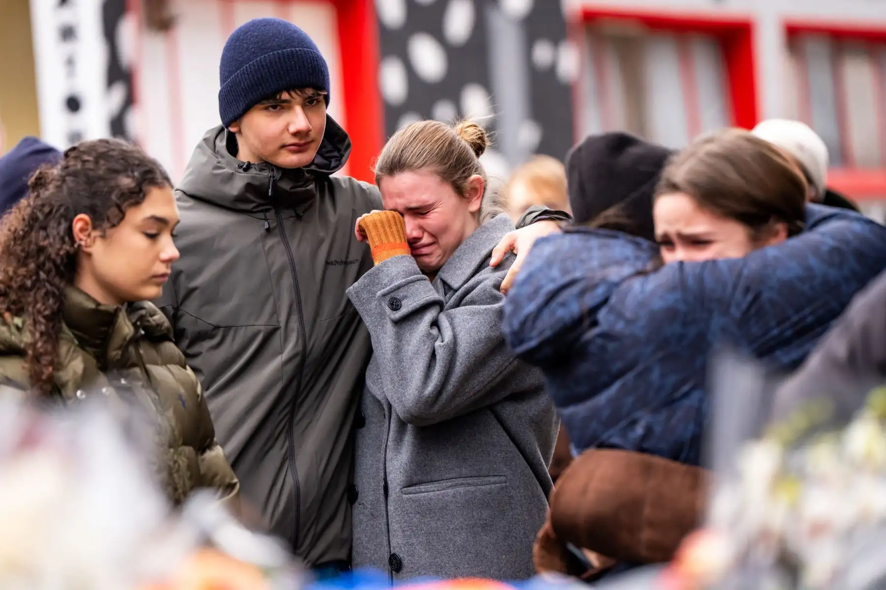 Familiares de víctimas se reúnen cerca del lugar del incendio que arrasó un bar durante las celebraciones de Año Nuevo en la estación de esquí alpina de Crans-Montana, en Suiza, dejando un saldo de unas 40 personas muertas y más de 100 heridas. Foto: AFP