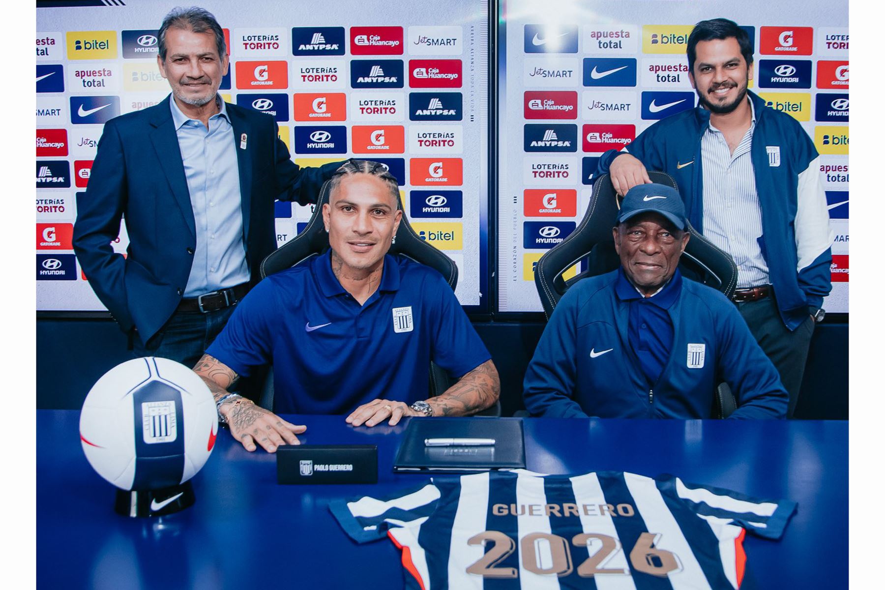 El delantero Paolo Guerrero, quien cumplió 42 años de edad, renovó su contrato por un año con el club Alianza Lima. Foto: Facebook/ Alianza Lima