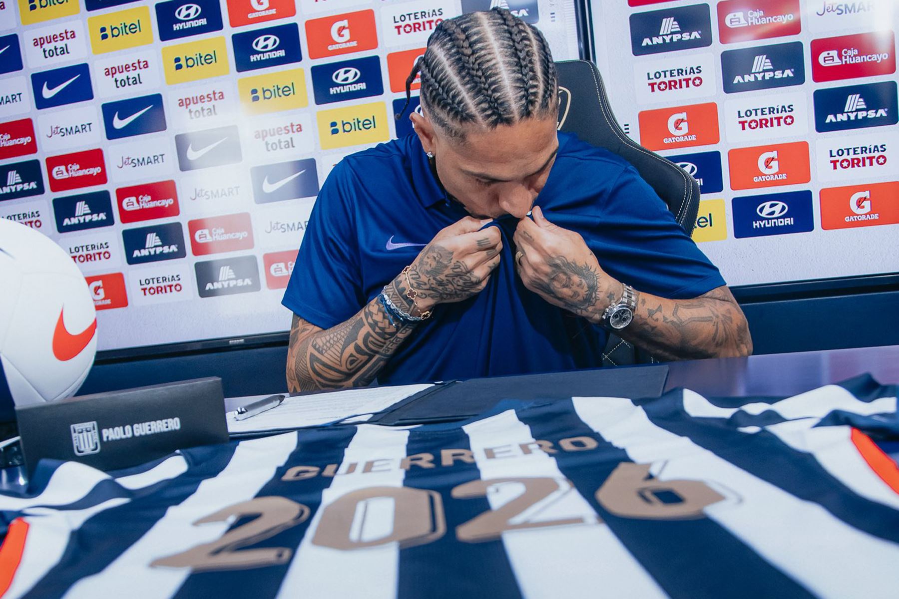 El delantero Paolo Guerrero, quien cumplió 42 años de edad, renovó su contrato por un año con el club Alianza Lima. Foto: Facebook/ Alianza Lima