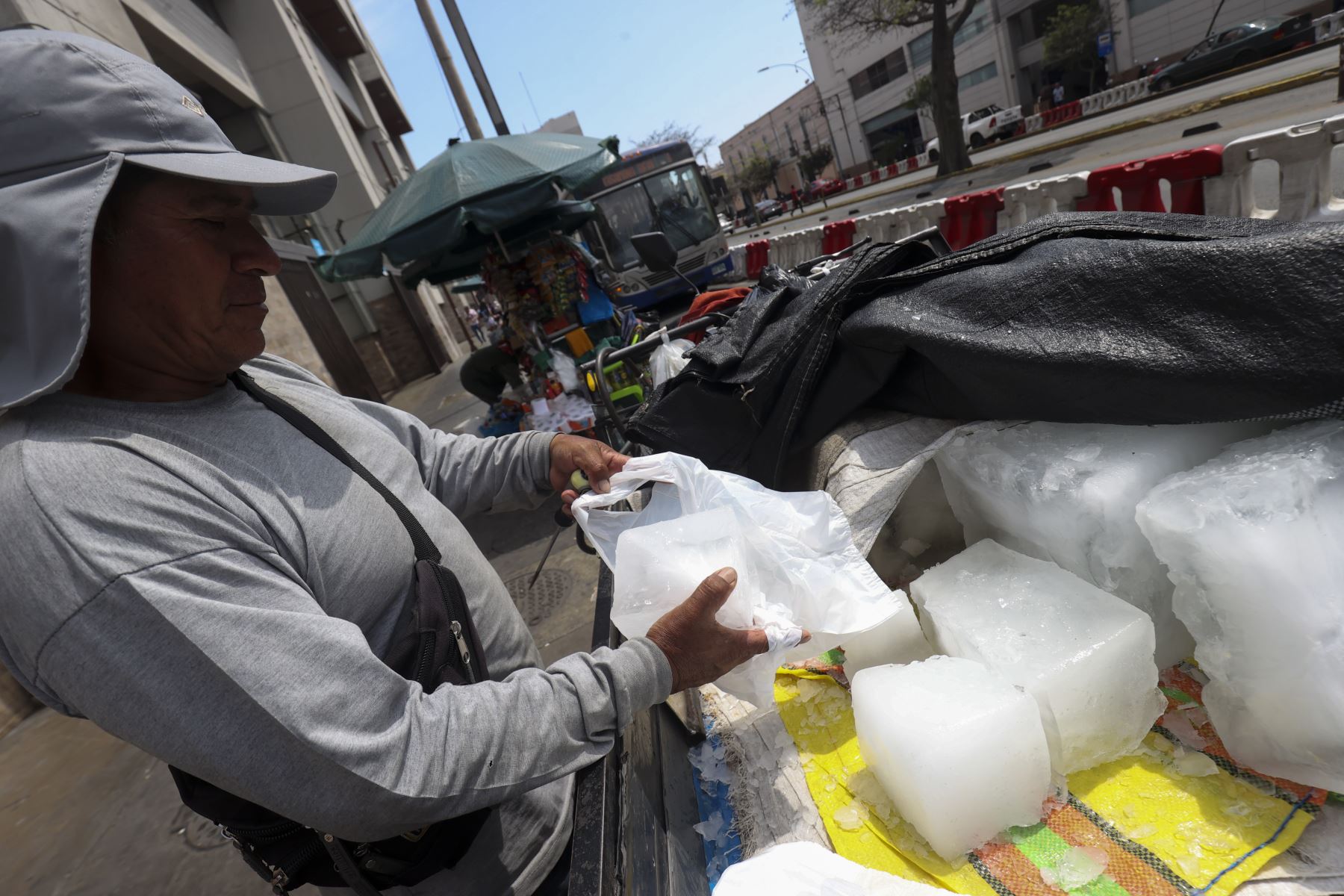 Un vendedor de hielo seco abastece a comerciantes de gaseosas y refrescos en distintos puntos de la capital, en medio de las altas temperaturas diurnas que se esperan en la costa sur del país, según informó el Servicio Nacional de Meteorología e Hidrología del Perú (Senamhi).
Foto: ANDINA/Juan Carlos Guzmán Negrini