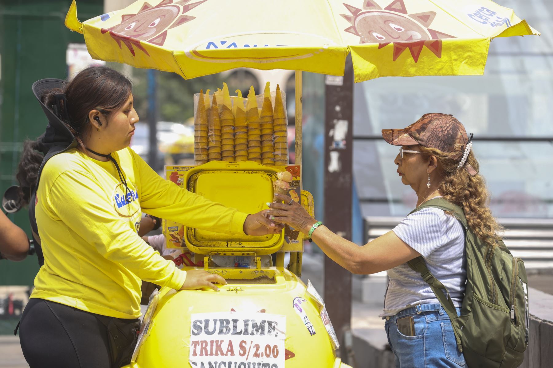 Durante la temporada de verano, la venta de helados se incrementa en distintos puntos de la capital, impulsada por el aumento de la temperatura y la mayor presencia de personas en calles, parques y zonas comerciales. Comerciantes señalan que la demanda crece especialmente durante las horas de mayor radiación solar, cuando refrescarse se vuelve una necesidad cotidiana.
Foto: ANDINA/Juan Carlos Guzmán Negrini