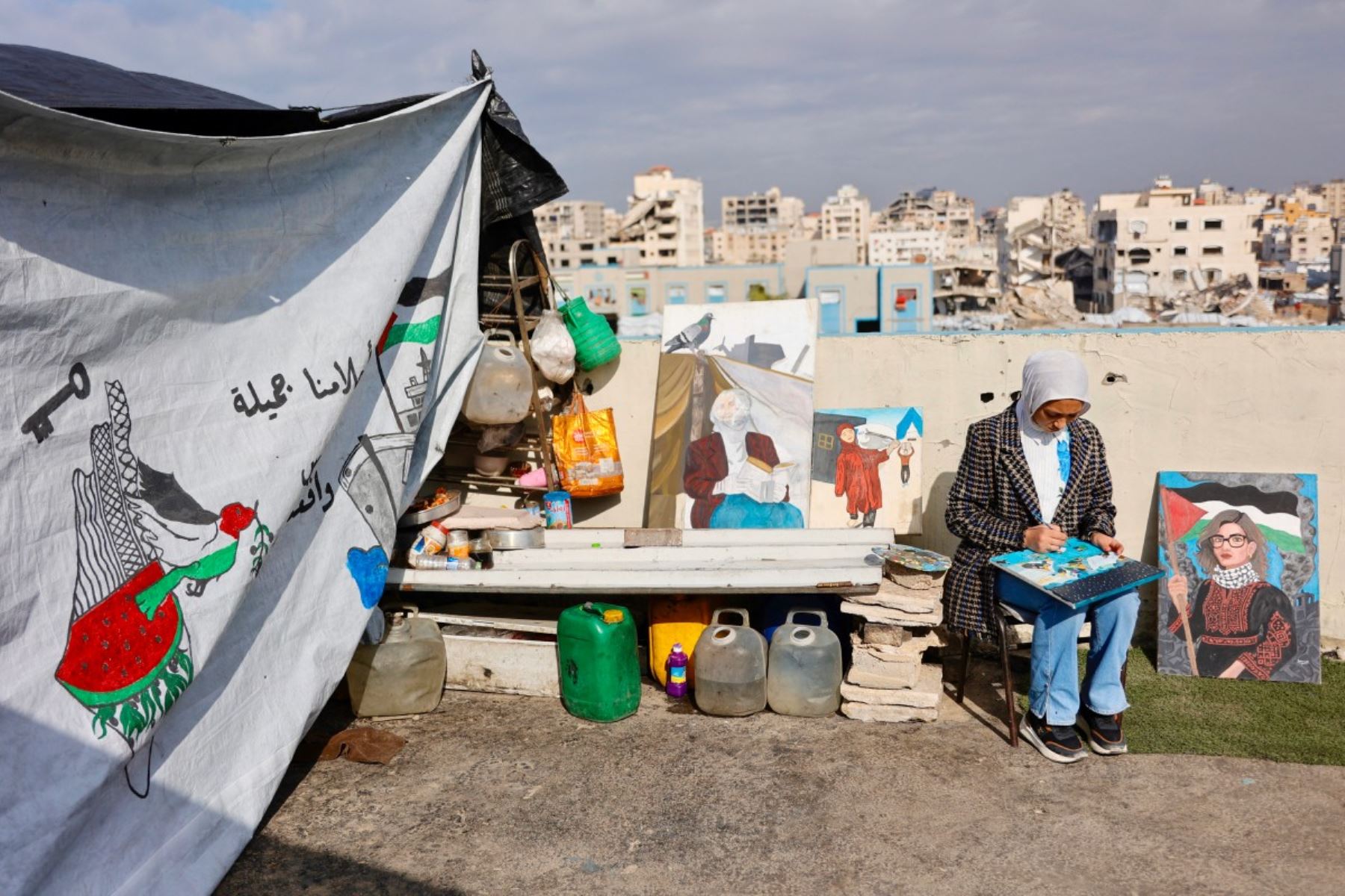La llegada del nuevo año coincidió con condiciones climáticas adversas que agravaron la vida en los campamentos. El frío y la humedad se sumaron a las carencias estructurales, reforzando la sensación de vulnerabilidad entre quienes dependen de ayuda humanitaria para cubrir necesidades básicas. Foto: AFP