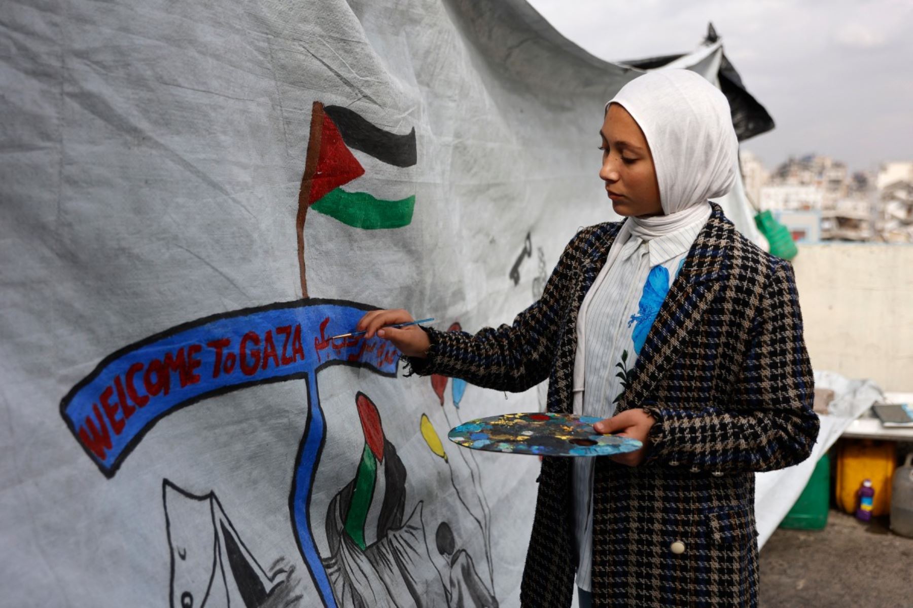 Niños y adolescentes observaron el cambio de año desde tiendas de campaña levantadas tras múltiples desplazamientos. Para ellos, la fecha no significó festejo, sino continuidad de una rutina marcada por la escasez de agua, alimentos y abrigo, en un entorno donde el tiempo parece haberse detenido. Foto: AFP