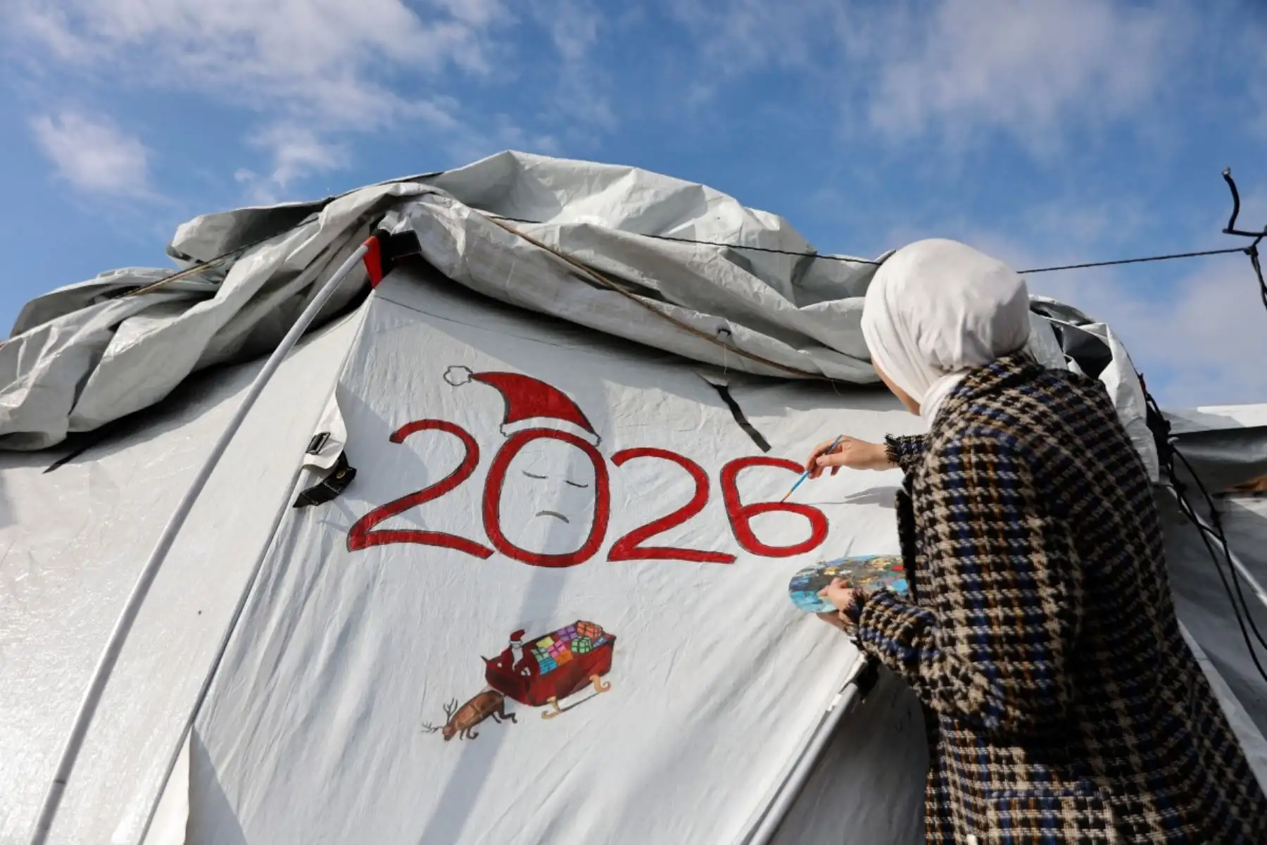 En la última noche de 2025, familias palestinas permanecieron en campamentos improvisados, donde las celebraciones fueron sustituidas por gestos silenciosos de espera. Sin luces ni fuegos artificiales, el cambio de año transcurrió marcado por el frío, la incertidumbre y el deseo colectivo de que la violencia no defina el futuro inmediato. Foto: AFP