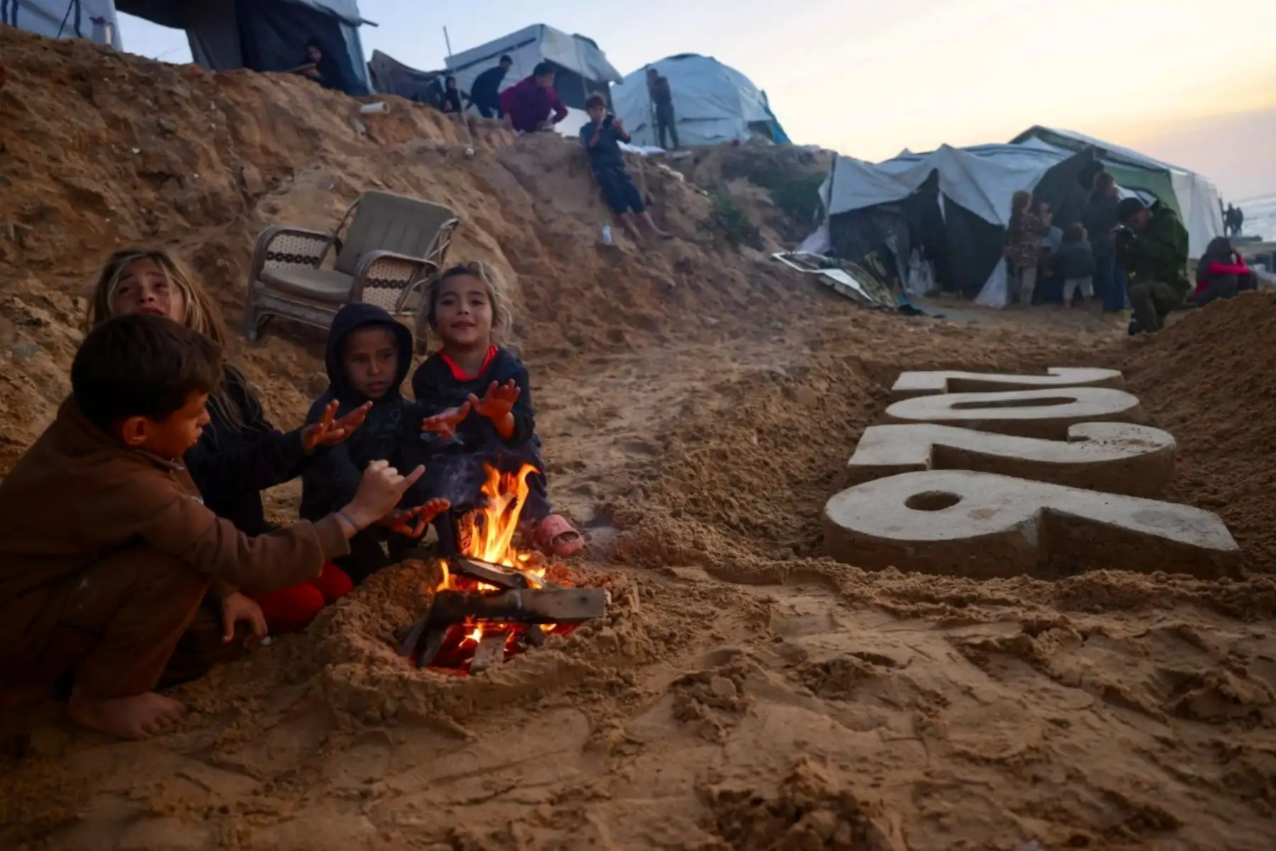El cierre del año estuvo acompañado por recuerdos de ausencias y pérdidas acumuladas. Para muchos residentes, despedir 2025 significó revivir desplazamientos forzados, separaciones familiares y el deterioro progresivo de su entorno, en una experiencia compartida por comunidades enteras a lo largo del territorio. Foto: AFP