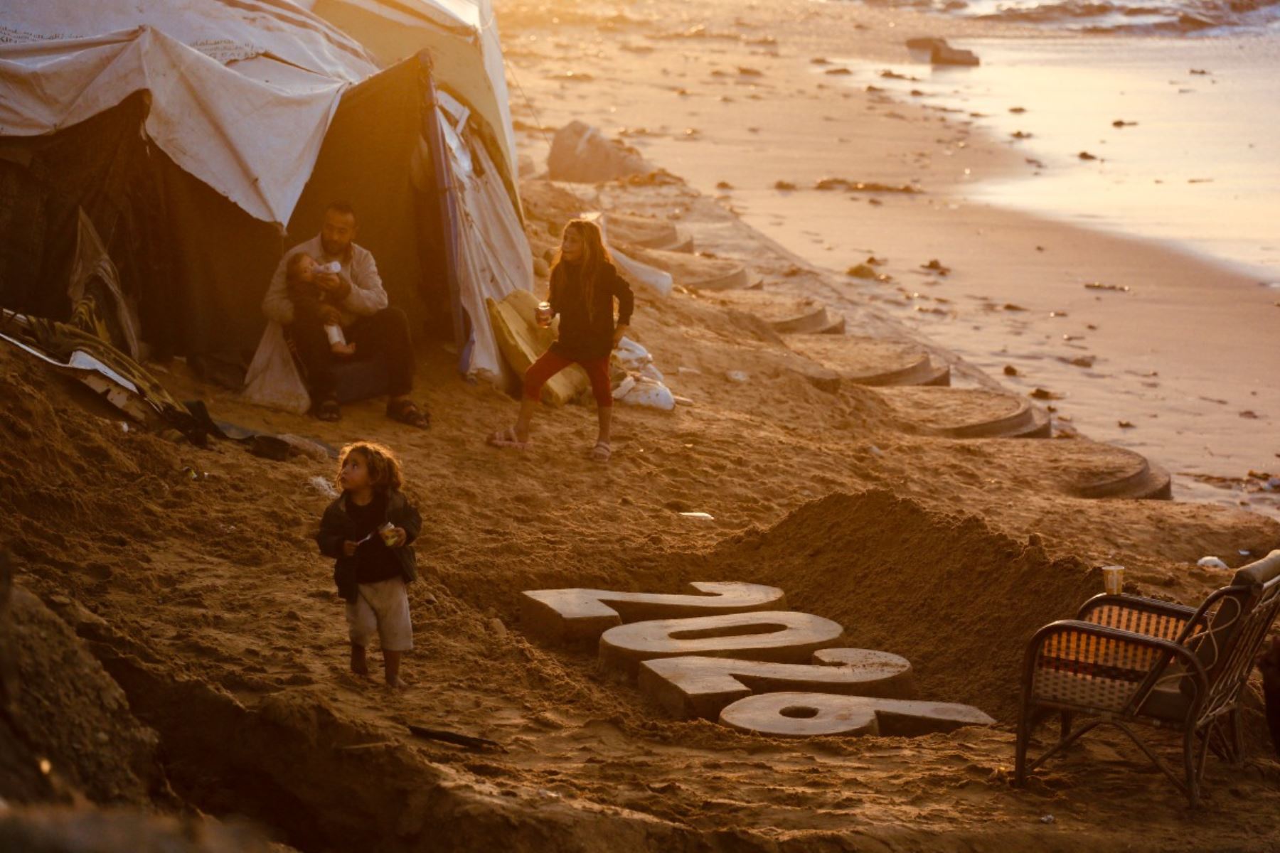 Al despedir 2025, los habitantes de Gaza recibieron el Año Nuevo entre ruinas, cansancio y una esperanza frágil pero persistente. En medio de calles devastadas, escasez de electricidad y campamentos improvisados, familias enteras enfrentaron la noche final del año aferradas al deseo de normalidad. Entre pérdidas, desplazamientos y silencio, la espera de 2026 se convirtió en un acto íntimo de resistencia y dignidad humana. Foto: AFP