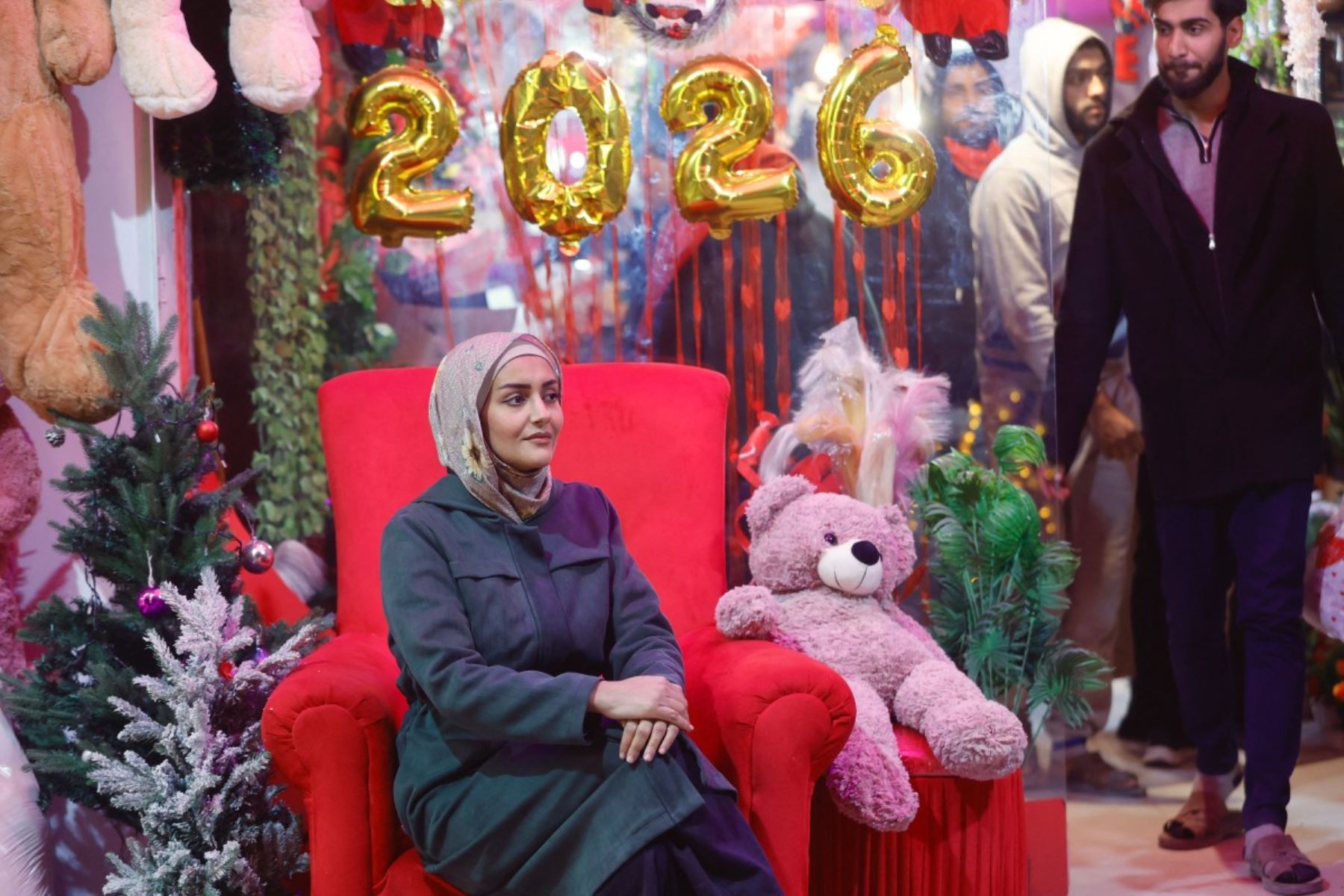 Pese a la devastación visible, el cambio de calendario fue asumido como un acto de resistencia íntima. Sin grandes expectativas, muchos habitantes expresaron aspiraciones sencillas para 2026: seguridad, estabilidad y la posibilidad de reconstruir sus vidas lejos del miedo y la incertidumbre constante. Foto: AFP