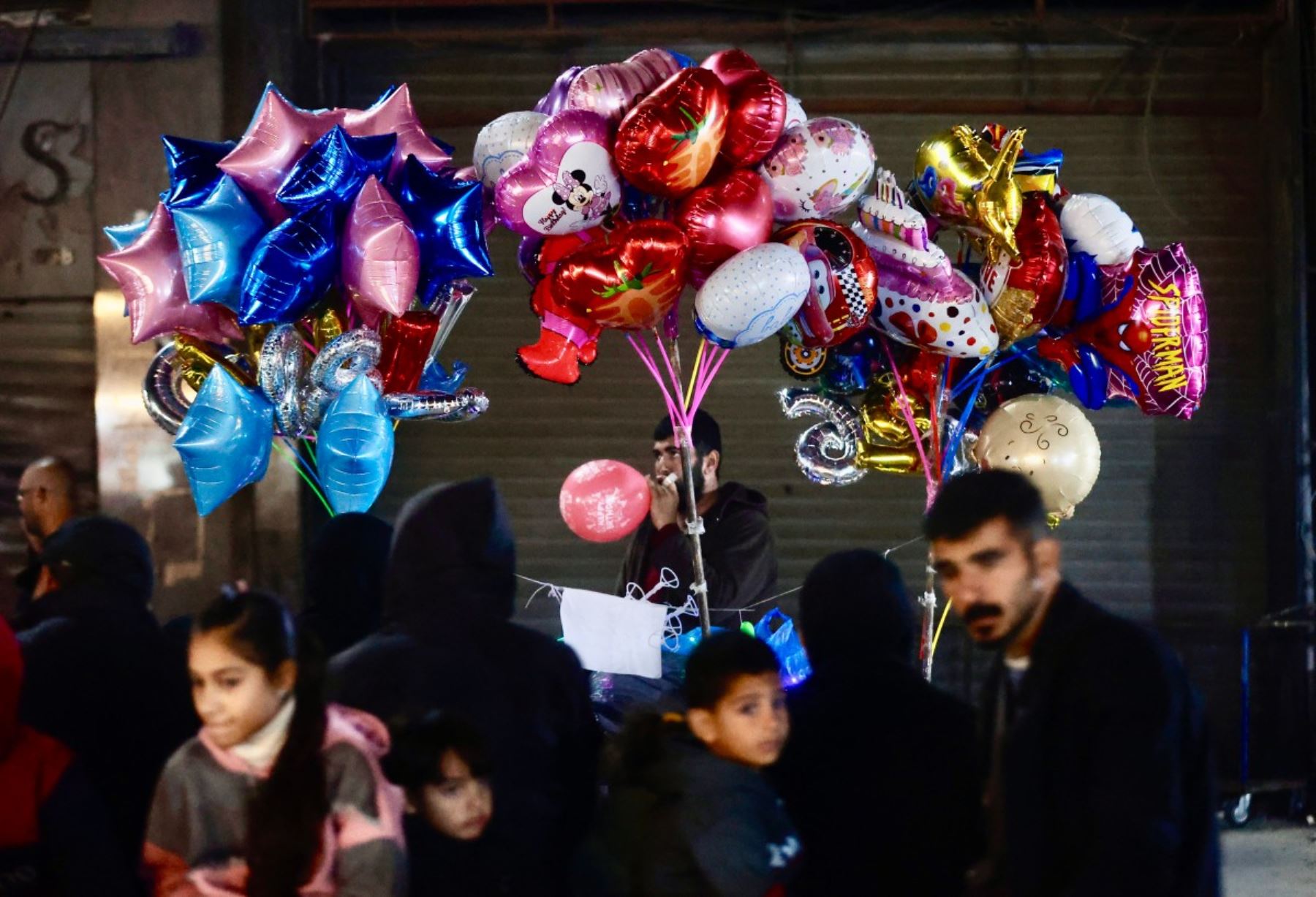 Las calles que alguna vez concentraron comercio y vida social permanecieron casi vacías durante el Año Nuevo. Entre edificaciones dañadas y espacios abiertos convertidos en refugios, la cotidianidad en Gaza se redujo a lo esencial, mientras la llegada de 2026 pasó sin rituales, pero cargada de significado emocional. Foto: AFP