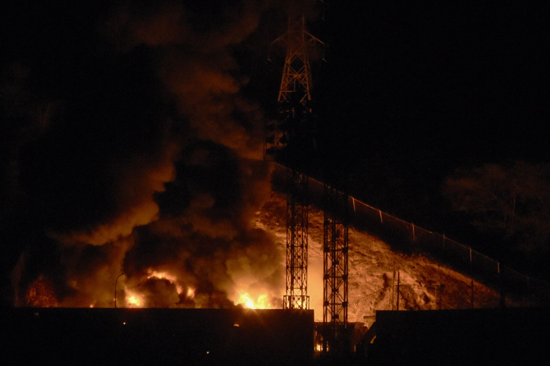 Imagen del incendio en Fuerte Tiuna, el complejo militar más grande de Venezuela, luego de una serie de explosiones en Caracas el 3 de enero de 2026. Foto: AFP
