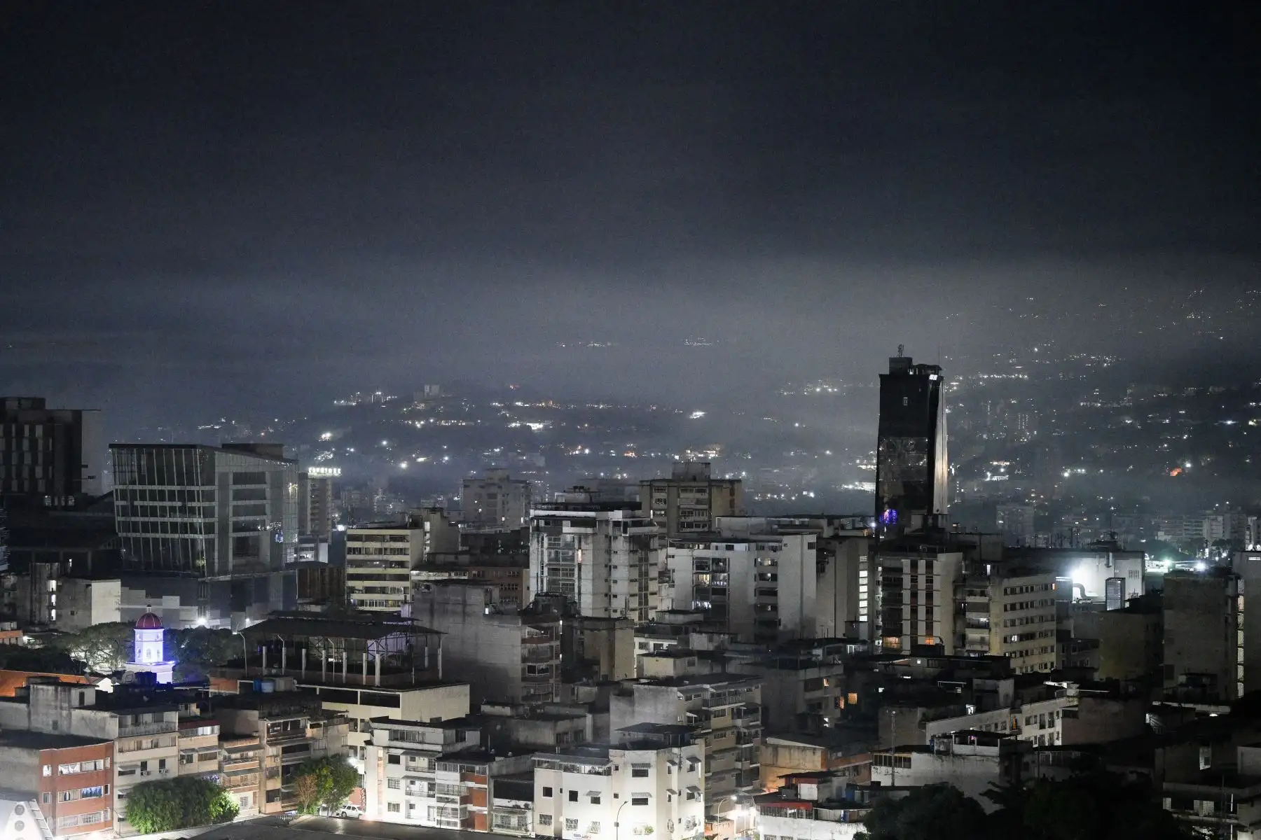 Vista nocturna de Caracas tomada después de una serie de explosiones escuchadas el 3 de enero de 2026. Foto: AFP