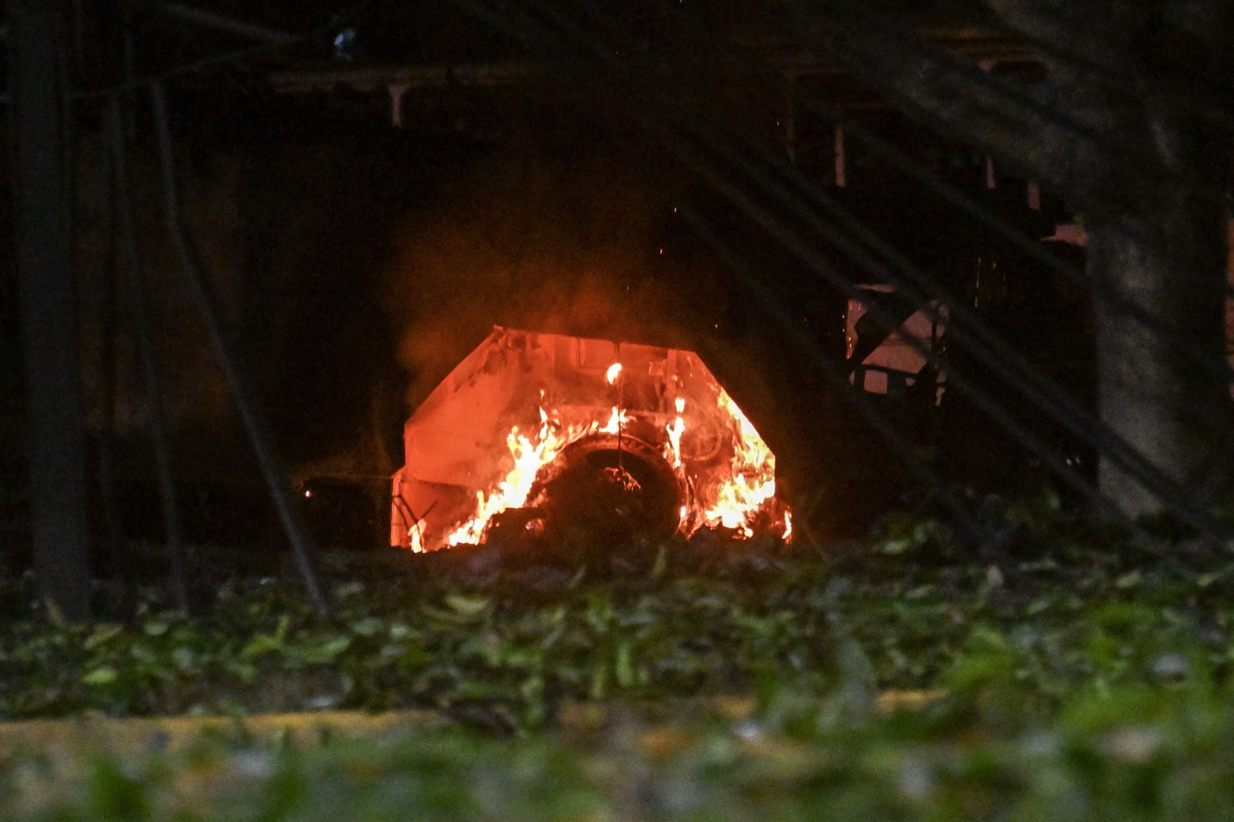 Un vehículo arde en la base aérea La Carlota en Caracas tras una serie de explosiones el 3 de enero de 2026. Foto: AFP