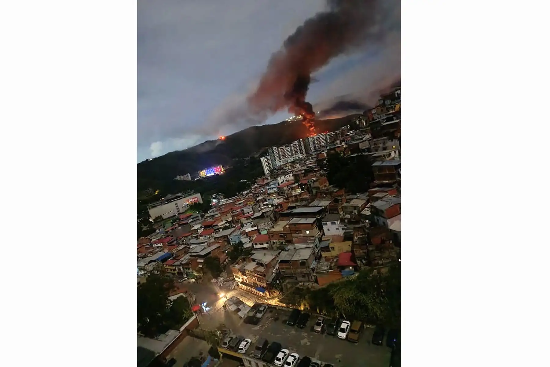 Incendio en Fuerte Tiuna, el mayor complejo militar de Venezuela, visto a distancia tras una serie de explosiones en Caracas el 3 de enero de 2026. El ejército estadounidense estuvo detrás de una serie de ataques contra Caracas, la capital venezolana, el sábado, según informaron medios estadounidenses. Foto: AFP