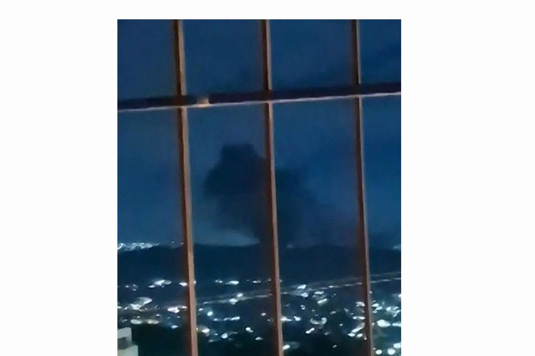 Esta imagen, tomada el 3 de enero de 2026, de un video de UGC, muestra una columna de humo sobre Caracas tras una serie de explosiones. Foto: AFP