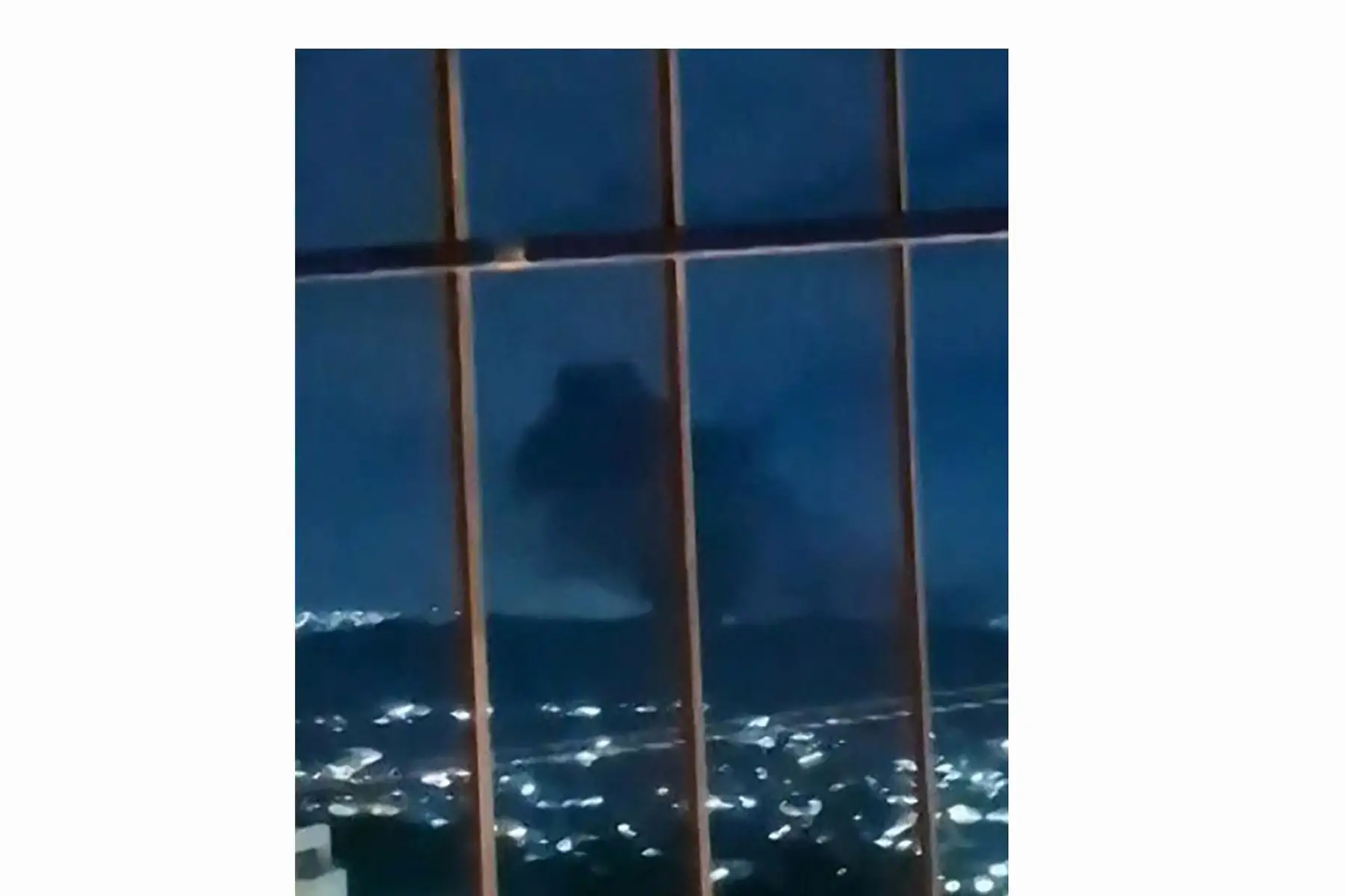 Esta imagen, tomada el 3 de enero de 2026, de un video de UGC, muestra una columna de humo sobre Caracas tras una serie de explosiones. Foto: AFP