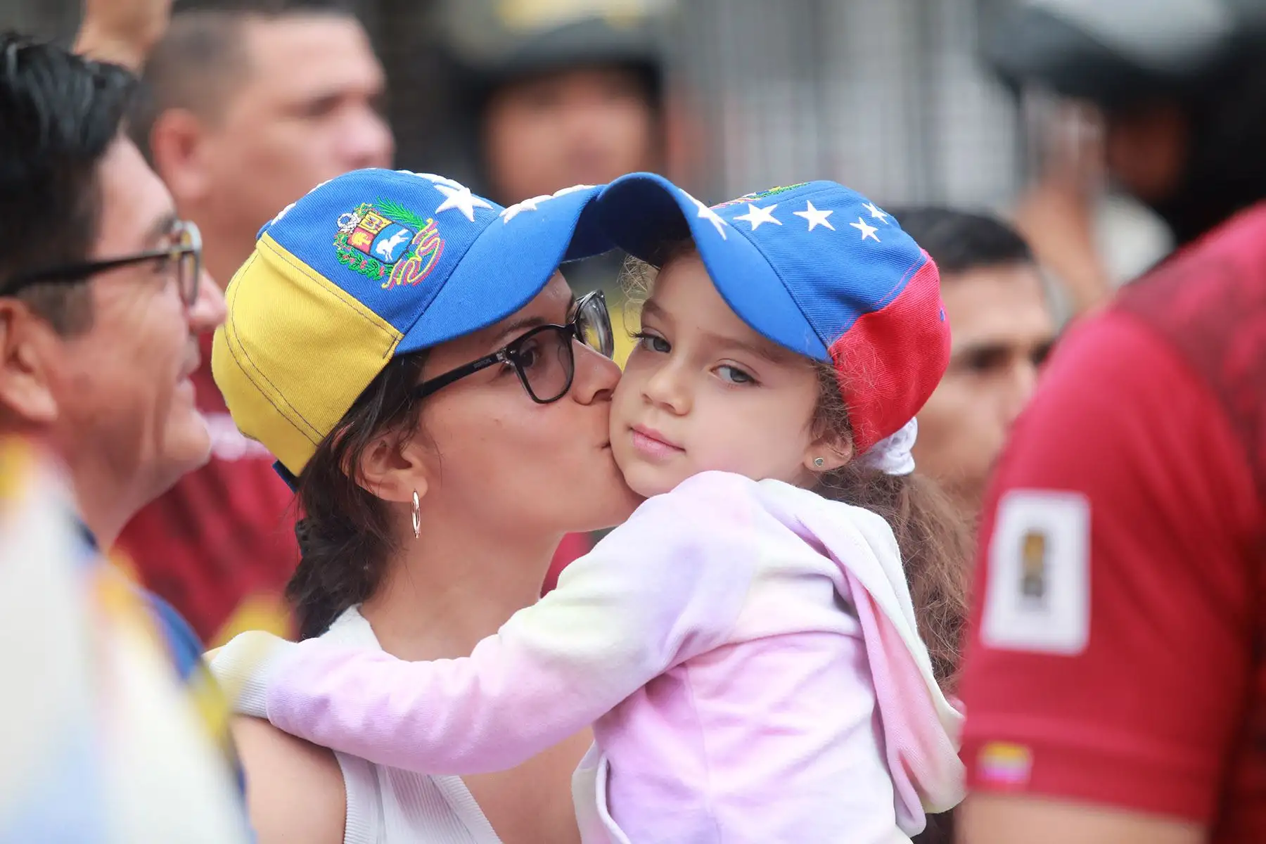 Numerosos ciudadanos venezolanos acudieron hoy a la embajada de su país en Lima tras el anuncio de la captura del presidente de Venezuela, Nicolás Maduro. Foto: ANDINA/ Ricardo Cuba
