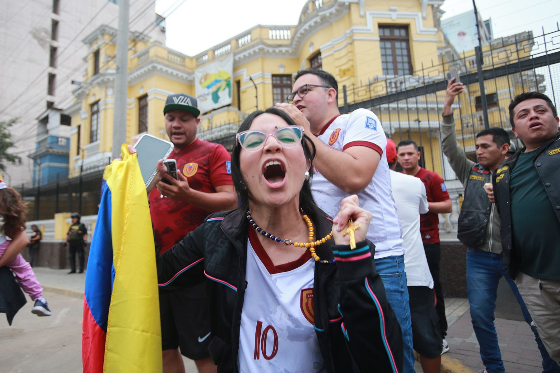 Numerosos ciudadanos venezolanos acudieron hoy a la embajada de su país en Lima tras el anuncio de la captura del presidente de Venezuela, Nicolás Maduro. Foto: ANDINA/ Ricardo Cuba