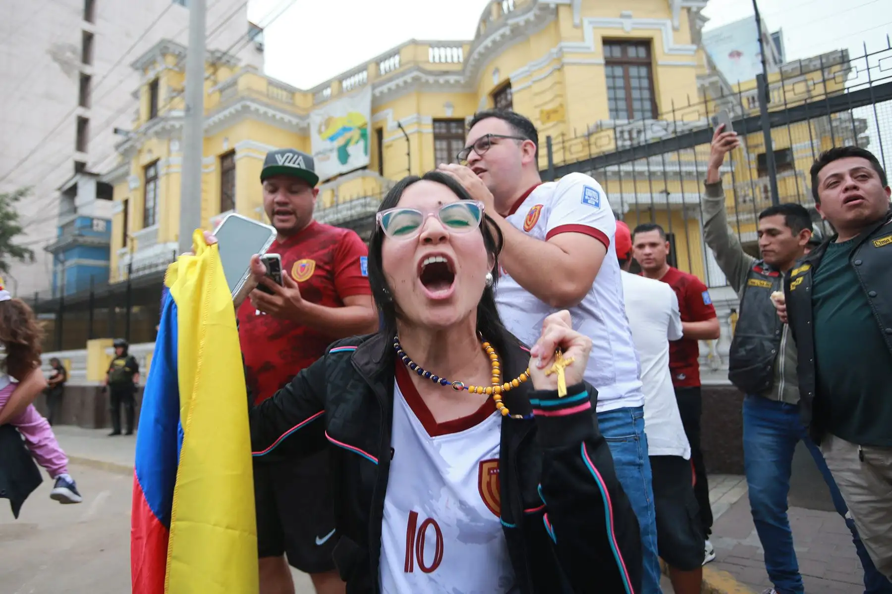 Numerosos ciudadanos venezolanos acudieron hoy a la embajada de su país en Lima tras el anuncio de la captura del presidente de Venezuela, Nicolás Maduro. Foto: ANDINA/ Ricardo Cuba
