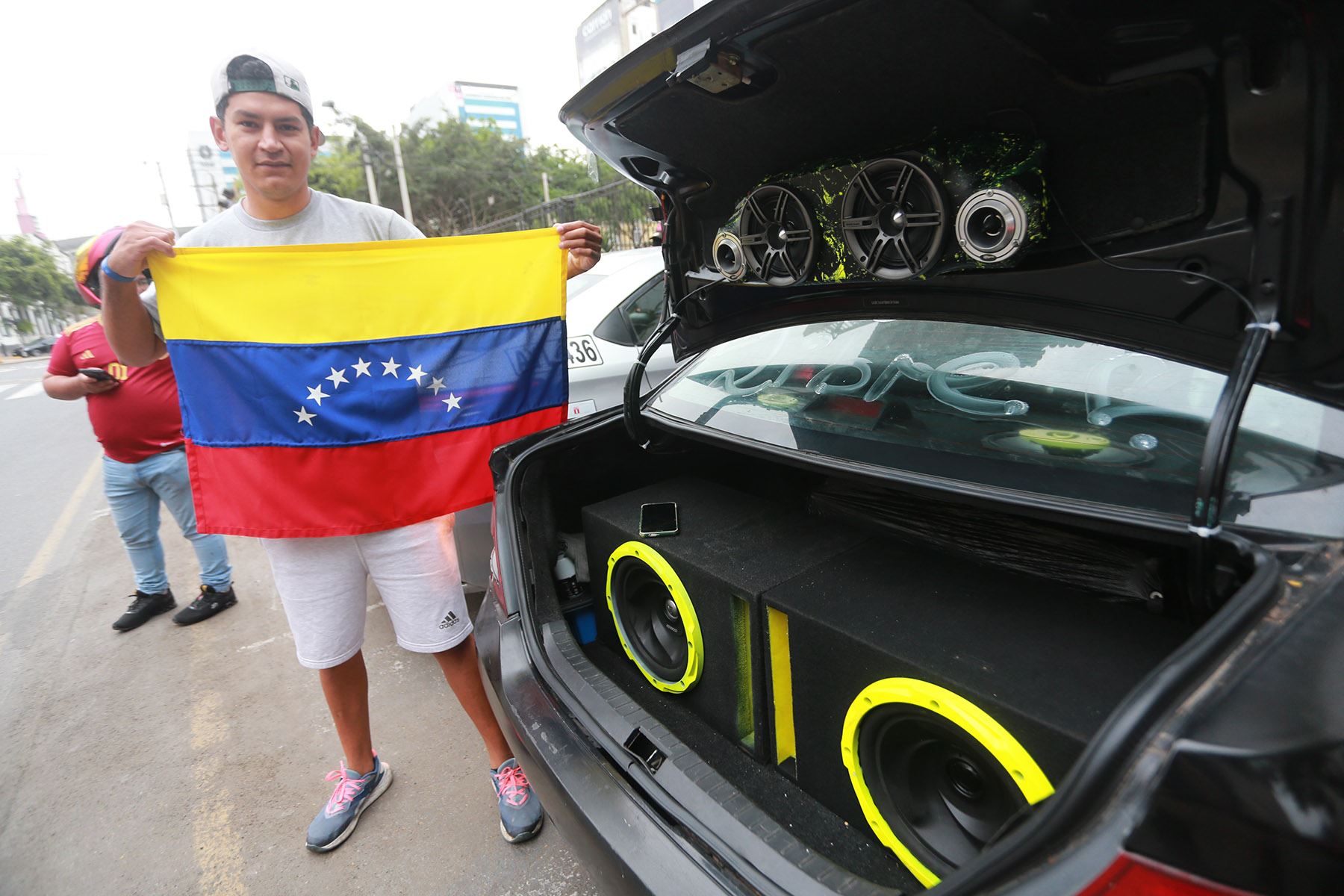 Desde horas de la madrugada, los ciudadanos venezolanos expresaron su alegría tras los reportes de las últimas noticias sobre la detención de Maduro. Foto: ANDINA/ Ricardo Cuba