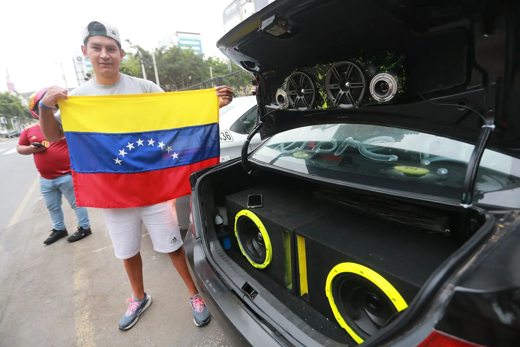 Desde horas de la madrugada, los ciudadanos venezolanos expresaron su alegría tras los reportes de las últimas noticias sobre la detención de Maduro. Foto: ANDINA/ Ricardo Cuba