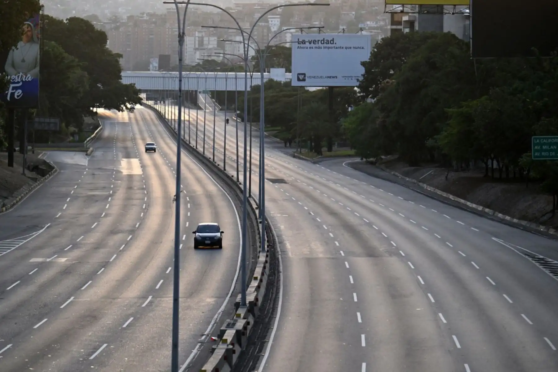 La autopista Francisco Fajardo se ve casi vacía en Caracas el 3 de enero de 2026, después de que las fuerzas estadounidenses capturaran al líder venezolano Nicolás Maduro tras lanzar un "ataque a gran escala" contra el país sudamericano. (Foto de Juan BARRETO / AFP)