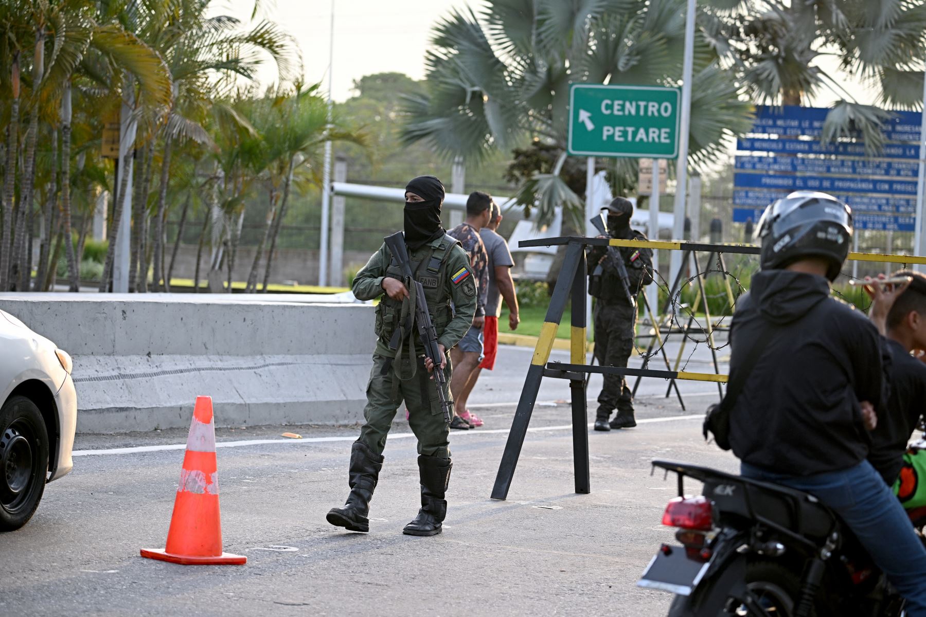 Un miembro de la Guardia Nacional vigila la entrada de Fuerte Tiuna, el complejo militar más grande de Venezuela, en Caracas, el 3 de enero de 2026. Foto: AFP