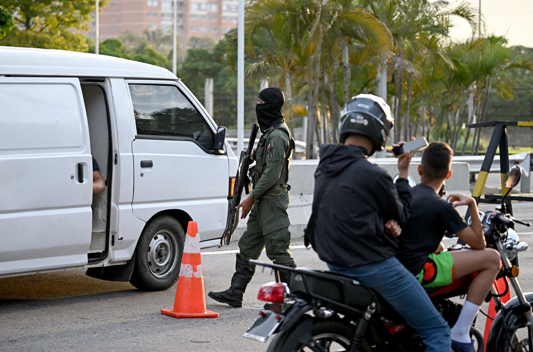 Un miembro de la Guardia Nacional vigila la entrada de Fuerte Tiuna, el complejo militar más grande de Venezuela, en Caracas, el 3 de enero de 2026. Foto: AFP
