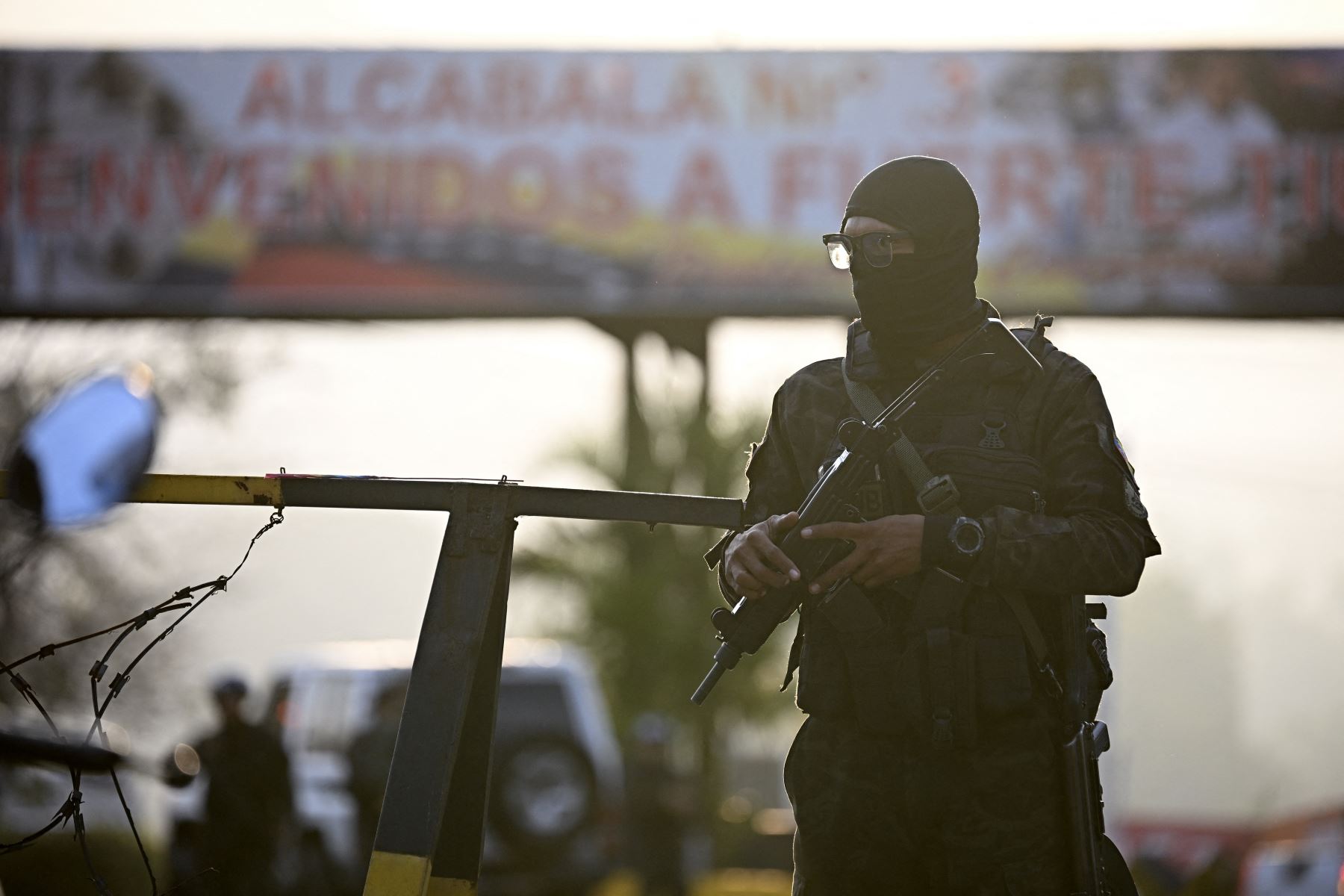 Un miembro de la Guardia Nacional vigila la entrada de Fuerte Tiuna, el complejo militar más grande de Venezuela, en Caracas, el 3 de enero de 2026. Foto: AFP