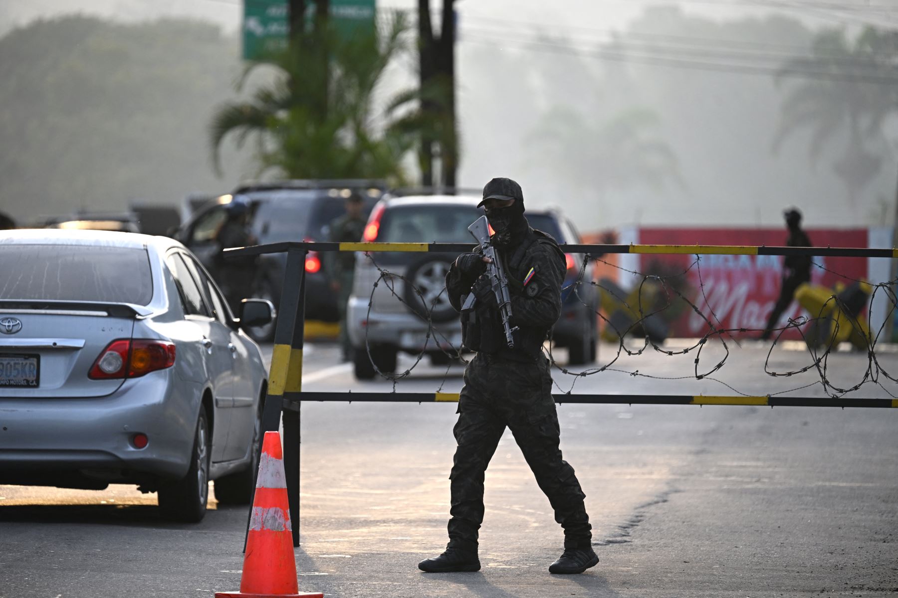 Un miembro de la Guardia Nacional vigila la entrada de Fuerte Tiuna, el complejo militar más grande de Venezuela, en Caracas, el 3 de enero de 2026. Foto: AFP