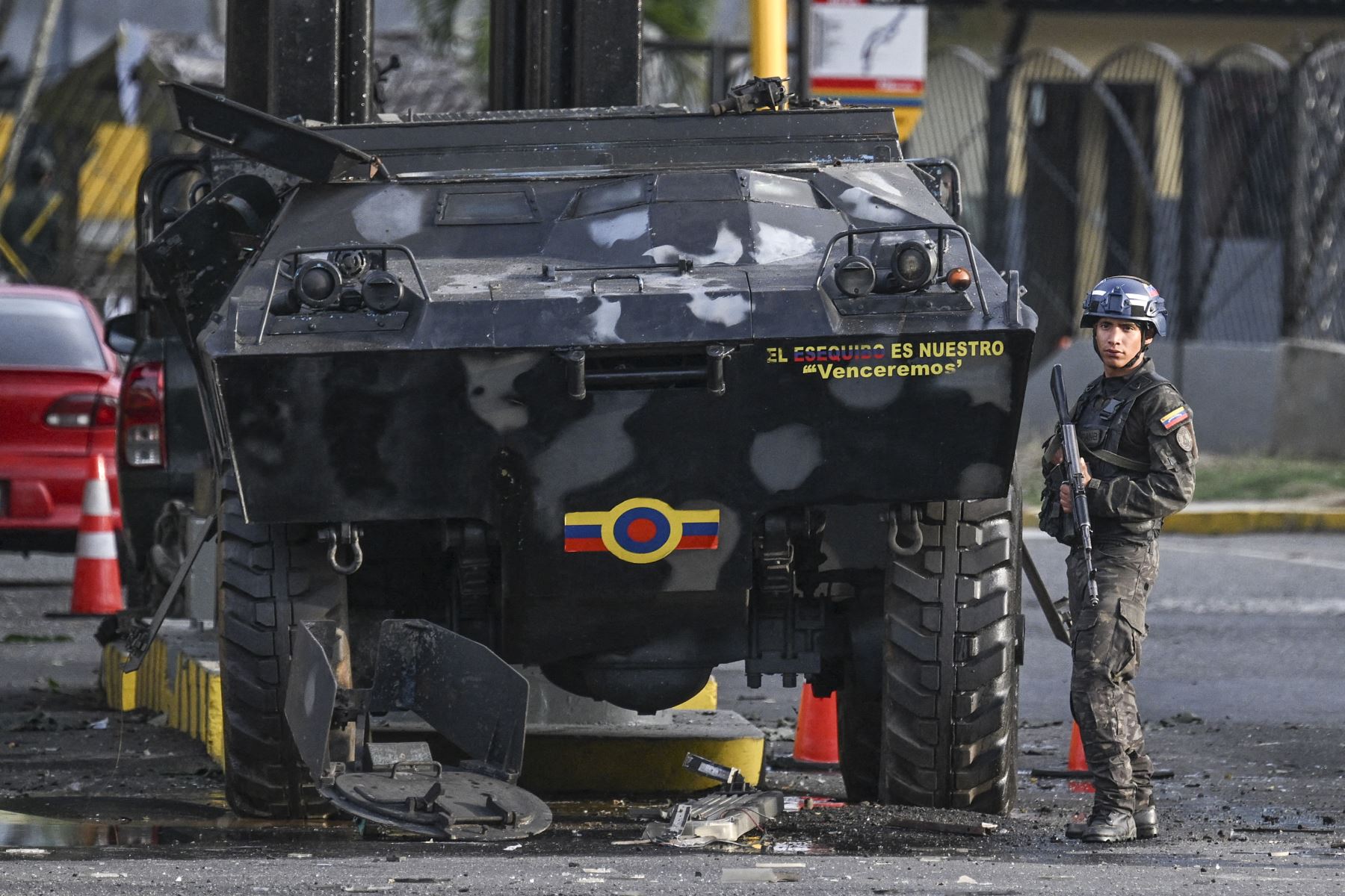 Un miembro de la Guardia Nacional hace guardia en Fuerte Tiuna, el complejo militar más grande de Venezuela, en Caracas el 3 de enero de 2026, después de que las fuerzas estadounidenses capturaran al líder venezolano Nicolás Maduro después de lanzar un "ataque a gran escala" contra el país sudamericano. Foto: AFP