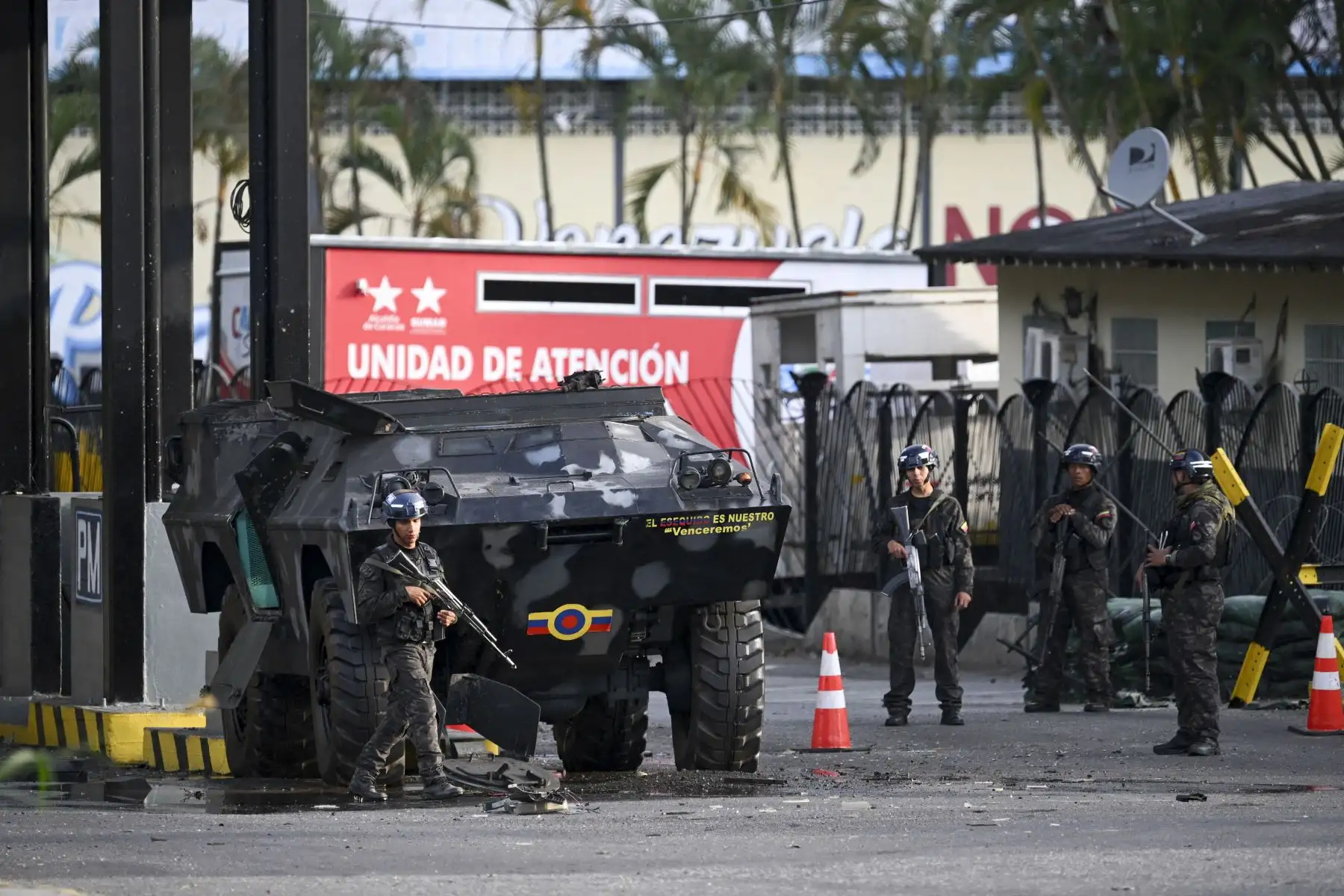 Miembros de la Guardia Nacional hacen guardia en Fuerte Tiuna, el complejo militar más grande de Venezuela, en Caracas el 3 de enero de 2026, después de que las fuerzas estadounidenses capturaran al líder venezolano Nicolás Maduro después de lanzar un "ataque a gran escala" contra el país sudamericano. Foto: AFP