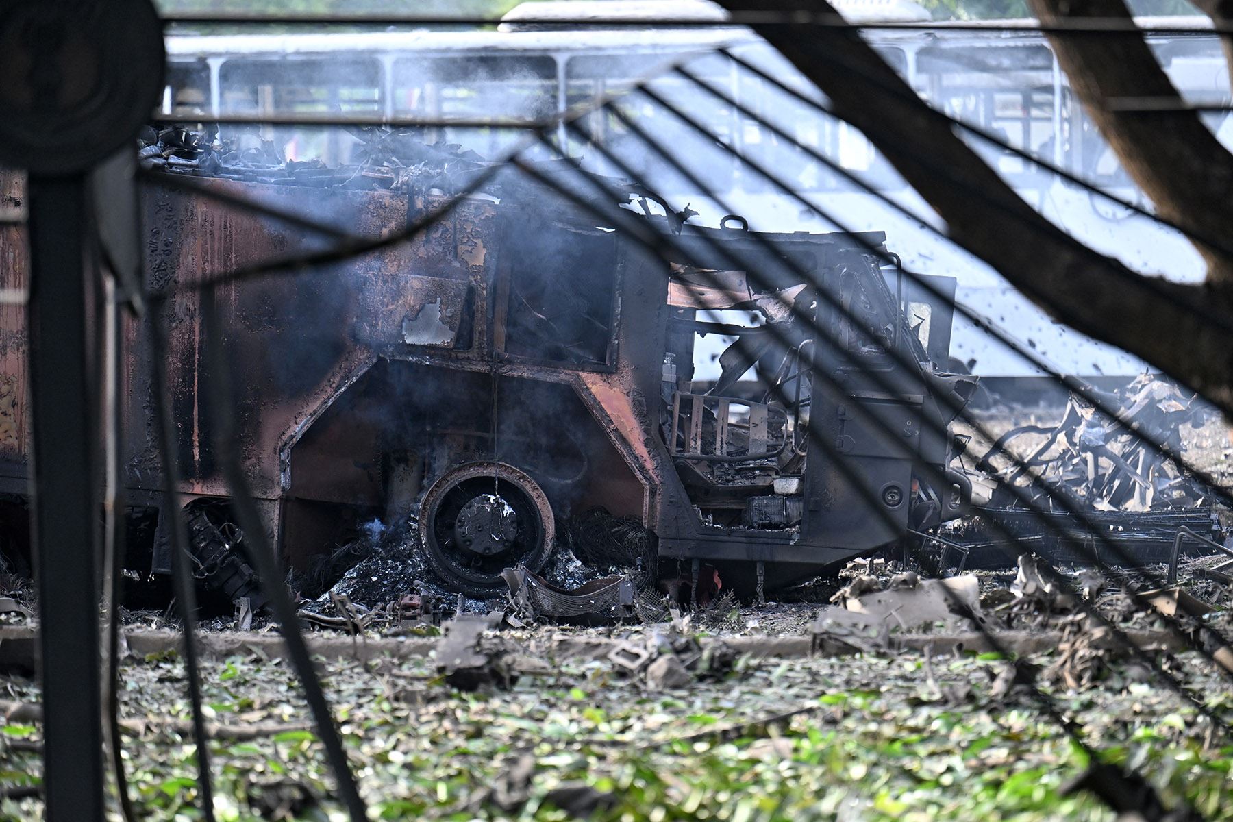Vista de un autobús destruido en la base aérea La Carlota de Caracas, el 3 de diciembre de 2026. Foto: AFP
