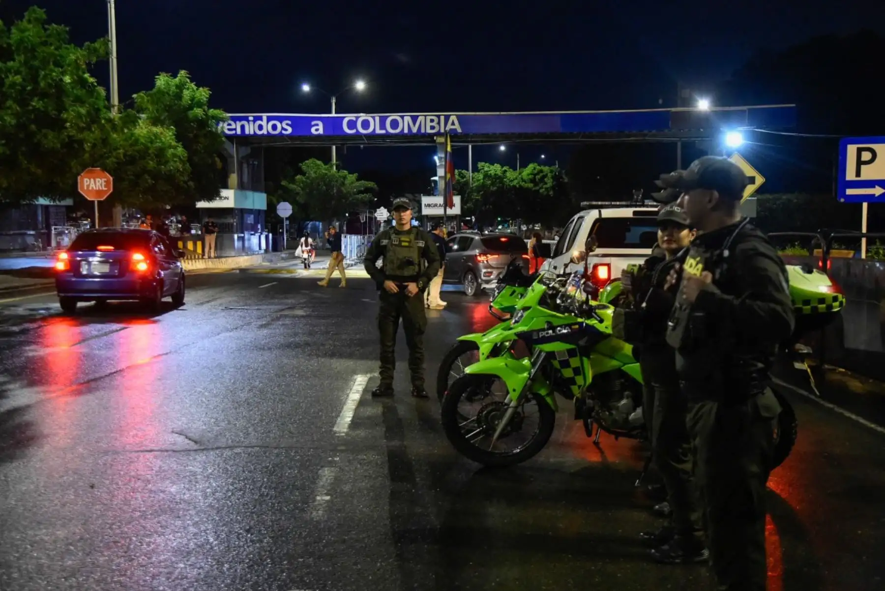 Agentes de policía colombianos hacen guardia en Cucuta, en un cruce fronterizo con la vecina Venezuela, el 3 de enero de 2026, después de que las fuerzas estadounidenses capturaran al líder venezolano Nicolás Maduro después de lanzar un "ataque a gran escala" contra el país sudamericano. Foto: AFP