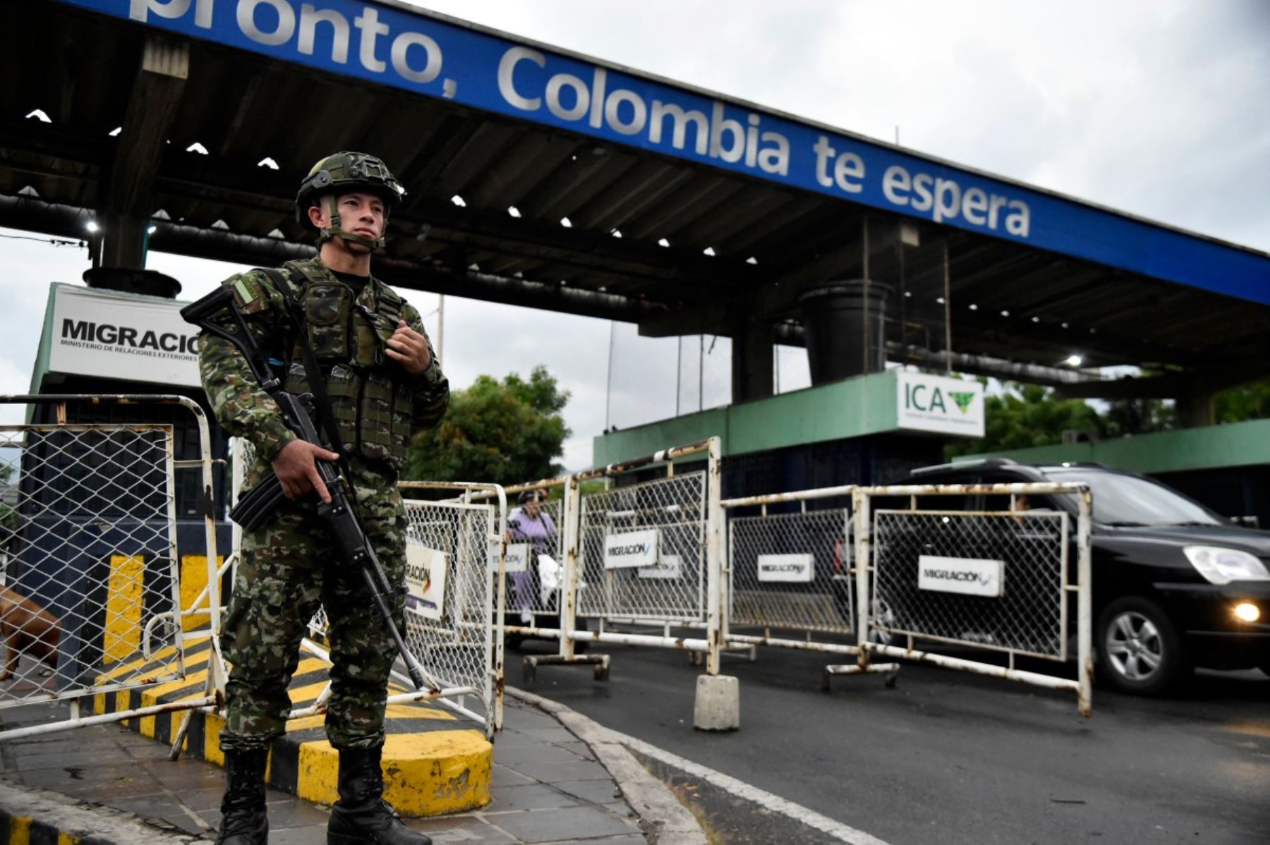 Agentes de policía colombianos hacen guardia en Cucuta, en un cruce fronterizo con la vecina Venezuela, el 3 de enero de 2026, después de que las fuerzas estadounidenses capturaran al líder venezolano Nicolás Maduro después de lanzar un "ataque a gran escala" contra el país sudamericano. Foto: AFP