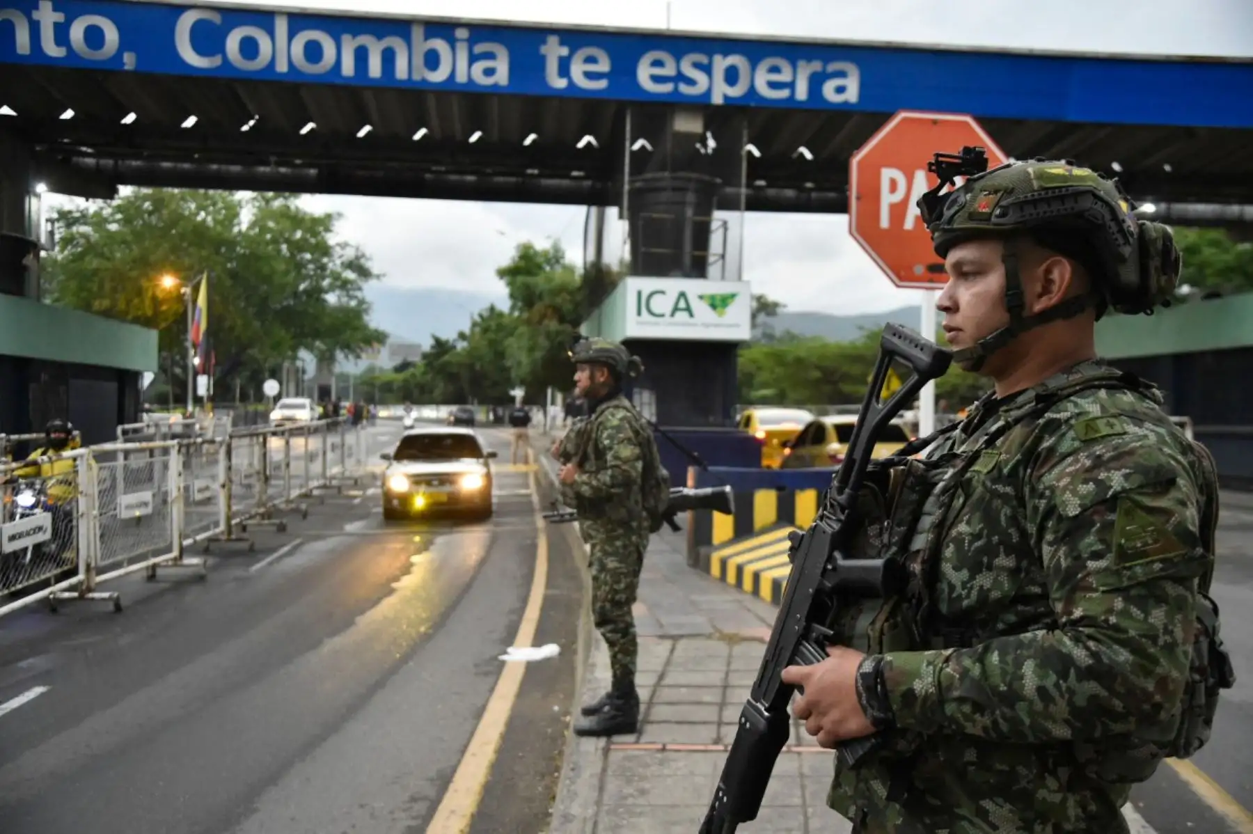 Agentes de policía colombianos hacen guardia en Cucuta, en un cruce fronterizo con la vecina Venezuela, el 3 de enero de 2026, después de que las fuerzas estadounidenses capturaran al líder venezolano Nicolás Maduro después de lanzar un "ataque a gran escala" contra el país sudamericano. Foto: AFP