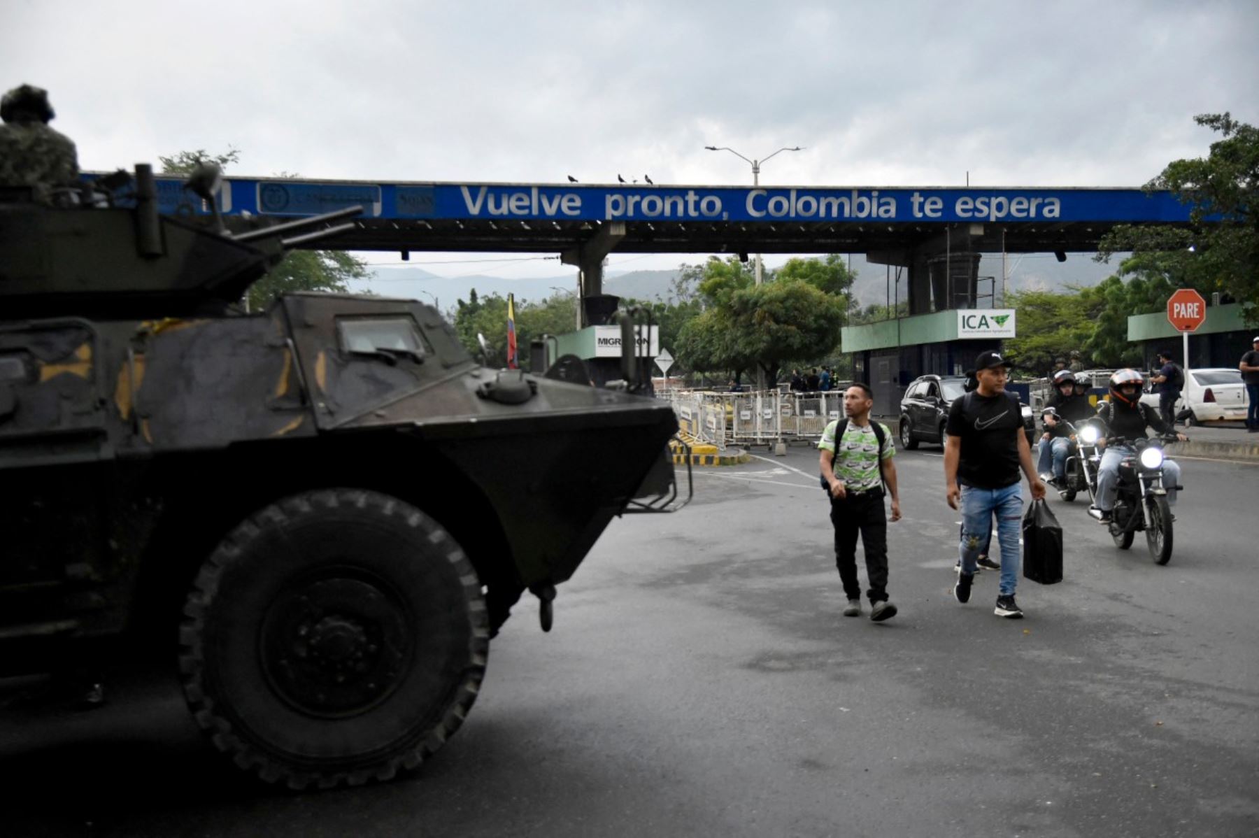 Soldados colombianos desplegados en Cucuta, son vistos en vehículos militares en el cruce fronterizo con la vecina Venezuela, el 3 de enero de 2026, después de que las fuerzas estadounidenses capturaran al líder venezolano Nicolás Maduro después de lanzar un "ataque a gran escala" contra el país sudamericano. Foto: AFP