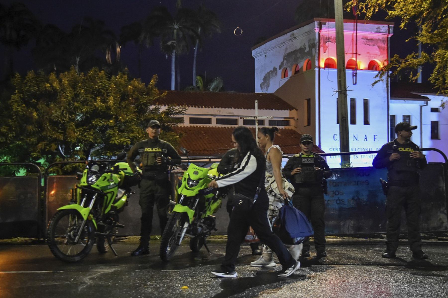 Agentes de policía colombianos hacen guardia en Cucuta, en un cruce fronterizo con la vecina Venezuela, el 3 de enero de 2026, después de que las fuerzas estadounidenses capturaran al líder venezolano Nicolás Maduro después de lanzar un "ataque a gran escala" contra el país sudamericano. Foto: AFP
