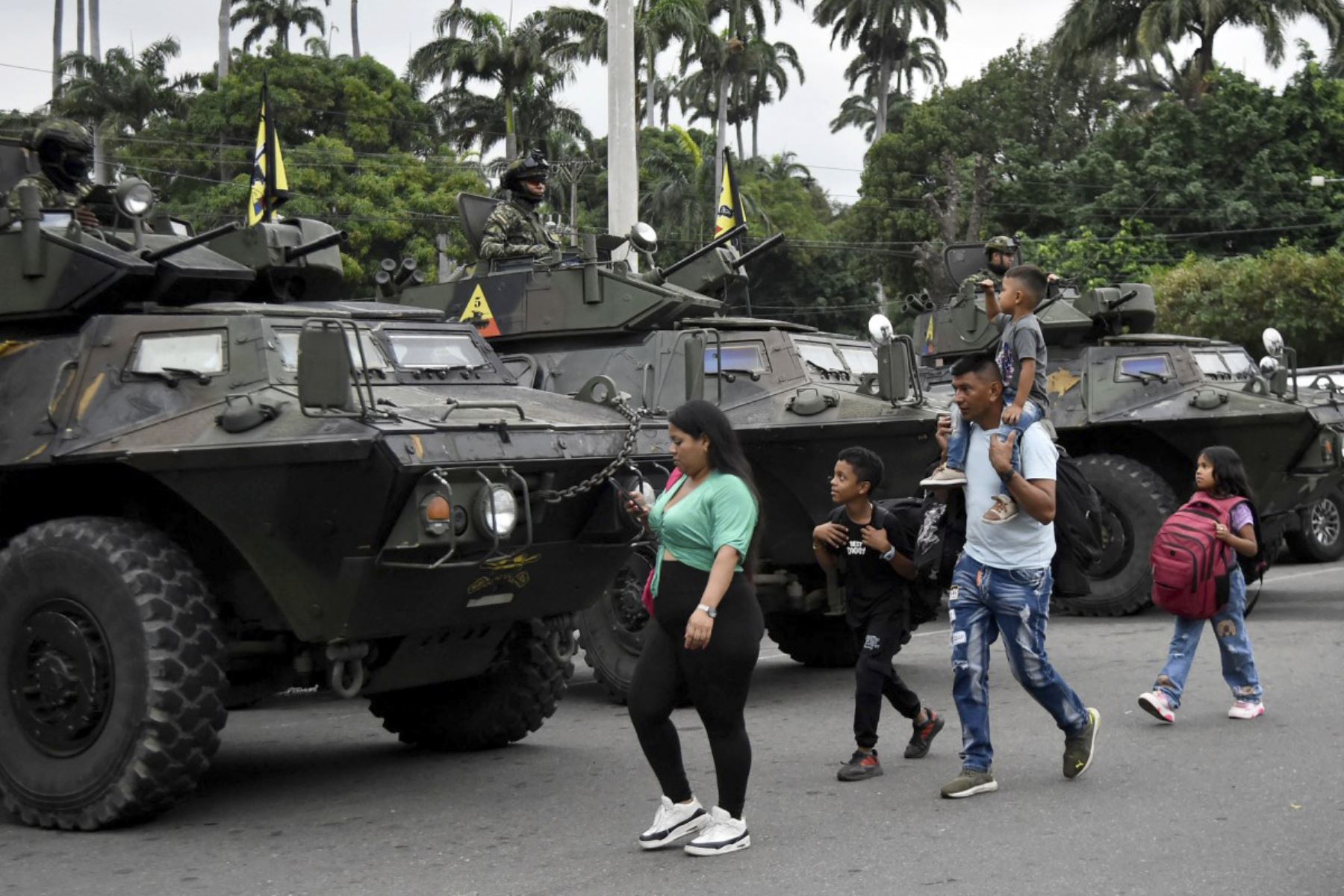 Soldados colombianos desplegados en Cucuta, son vistos en vehículos militares en el cruce fronterizo con la vecina Venezuela, el 3 de enero de 2026, después de que las fuerzas estadounidenses capturaran al líder venezolano Nicolás Maduro después de lanzar un "ataque a gran escala" contra el país sudamericano. Foto: AFP