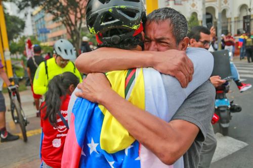 Venezolanos en Perú acuden a embajada de su país tras anuncio de captura de Maduro