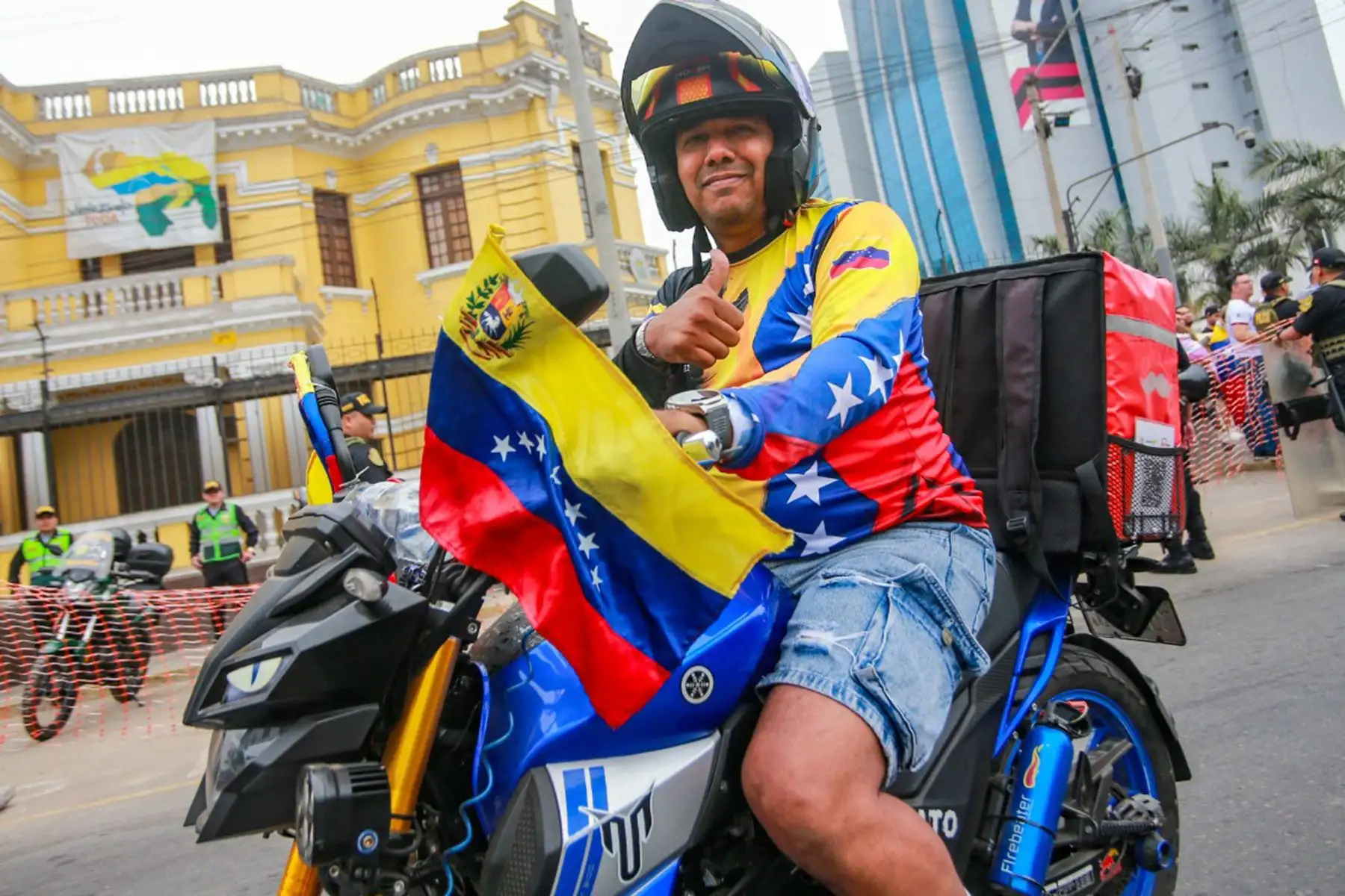 Numerosos ciudadanos venezolanos acudieron hoy a la embajada de su país en Lima tras el anuncio de la captura del presidente de Venezuela, Nicolás Maduro. Foto: ANDINA/ Ricardo Cuba