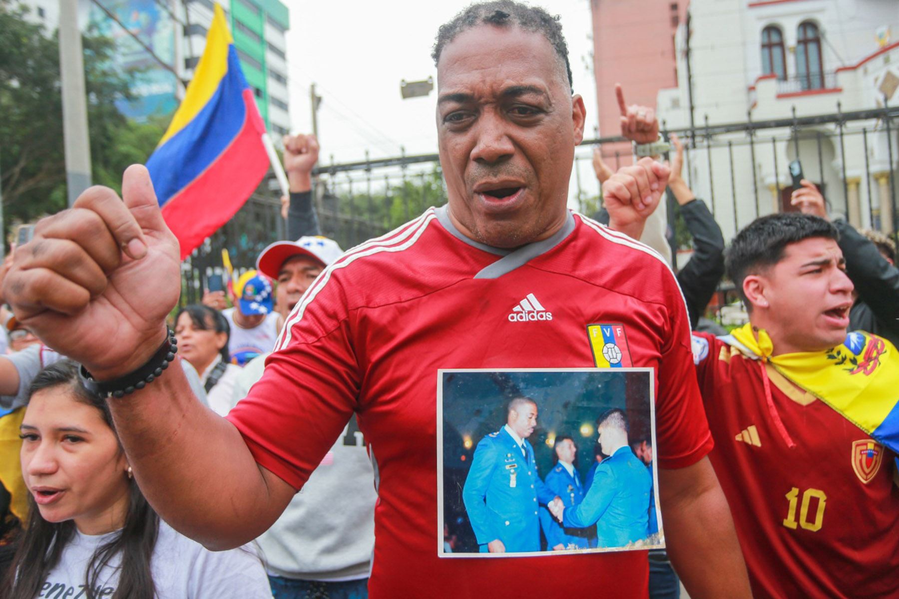 Numerosos ciudadanos venezolanos acudieron hoy a la embajada de su país en Lima tras el anuncio de la captura del presidente de Venezuela, Nicolás Maduro. Foto: ANDINA/ Ricardo Cuba