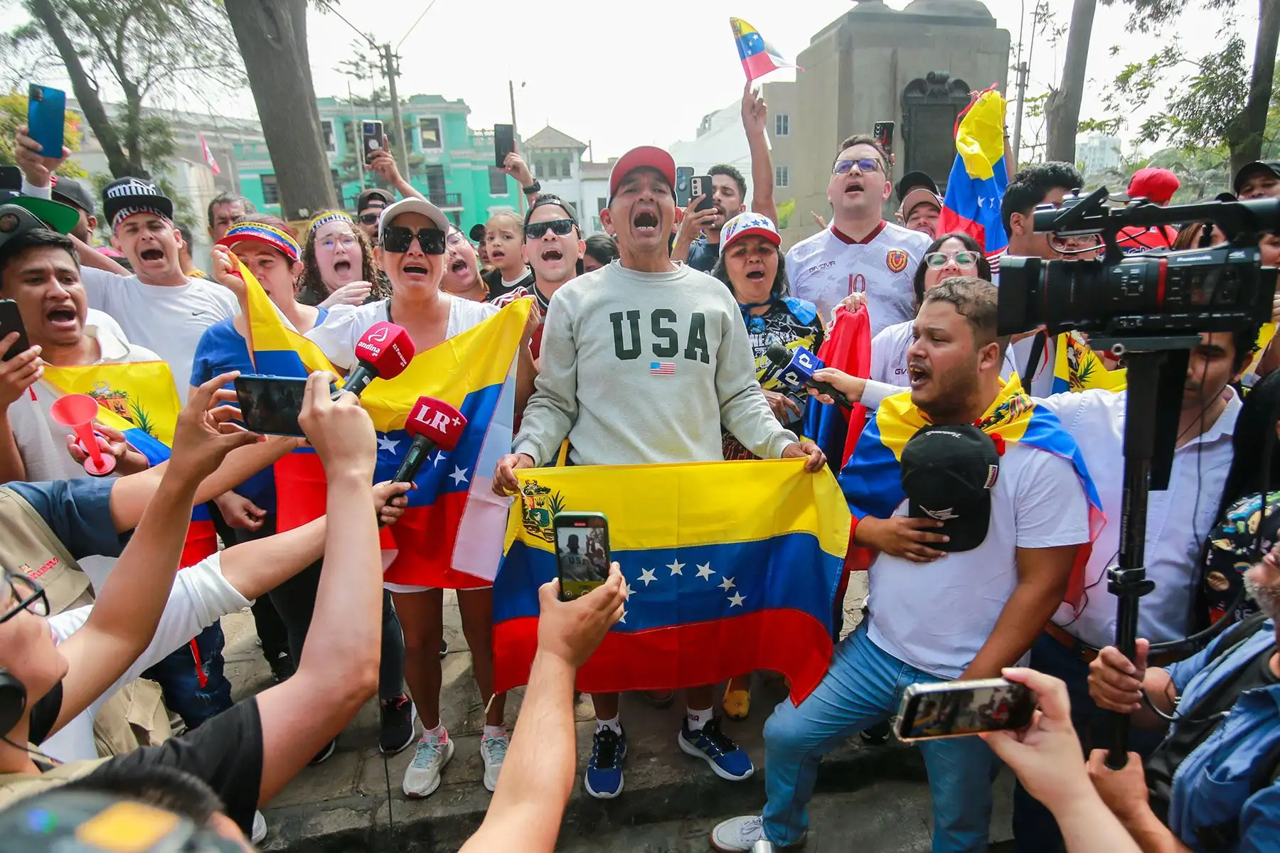 Numerosos ciudadanos venezolanos acudieron hoy a la embajada de su país en Lima tras el anuncio de la captura del presidente de Venezuela, Nicolás Maduro. Foto: ANDINA/ Ricardo Cuba