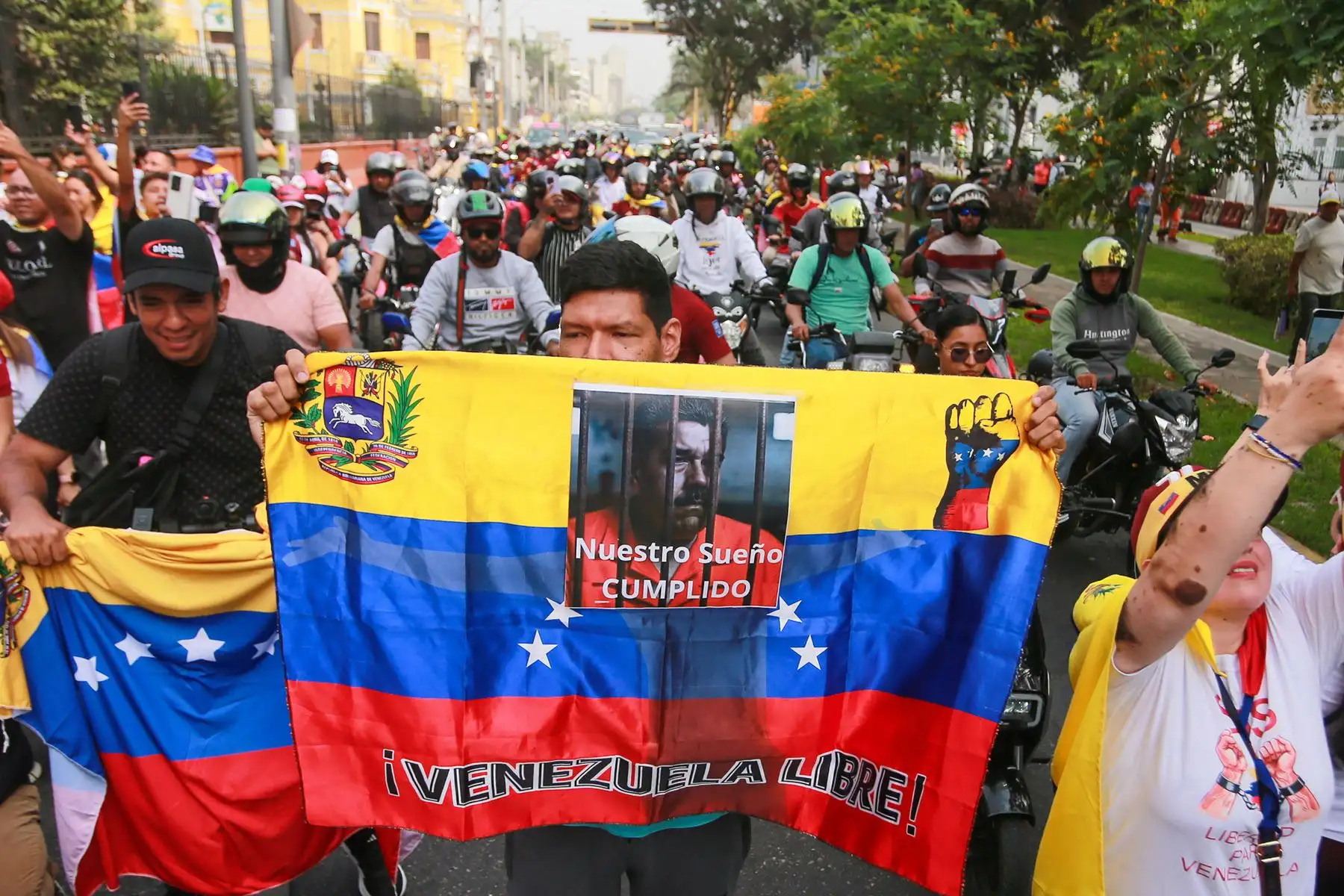 Numerosos ciudadanos venezolanos acudieron hoy a la embajada de su país en Lima tras el anuncio de la captura del presidente de Venezuela, Nicolás Maduro. Foto: ANDINA/ Ricardo Cuba