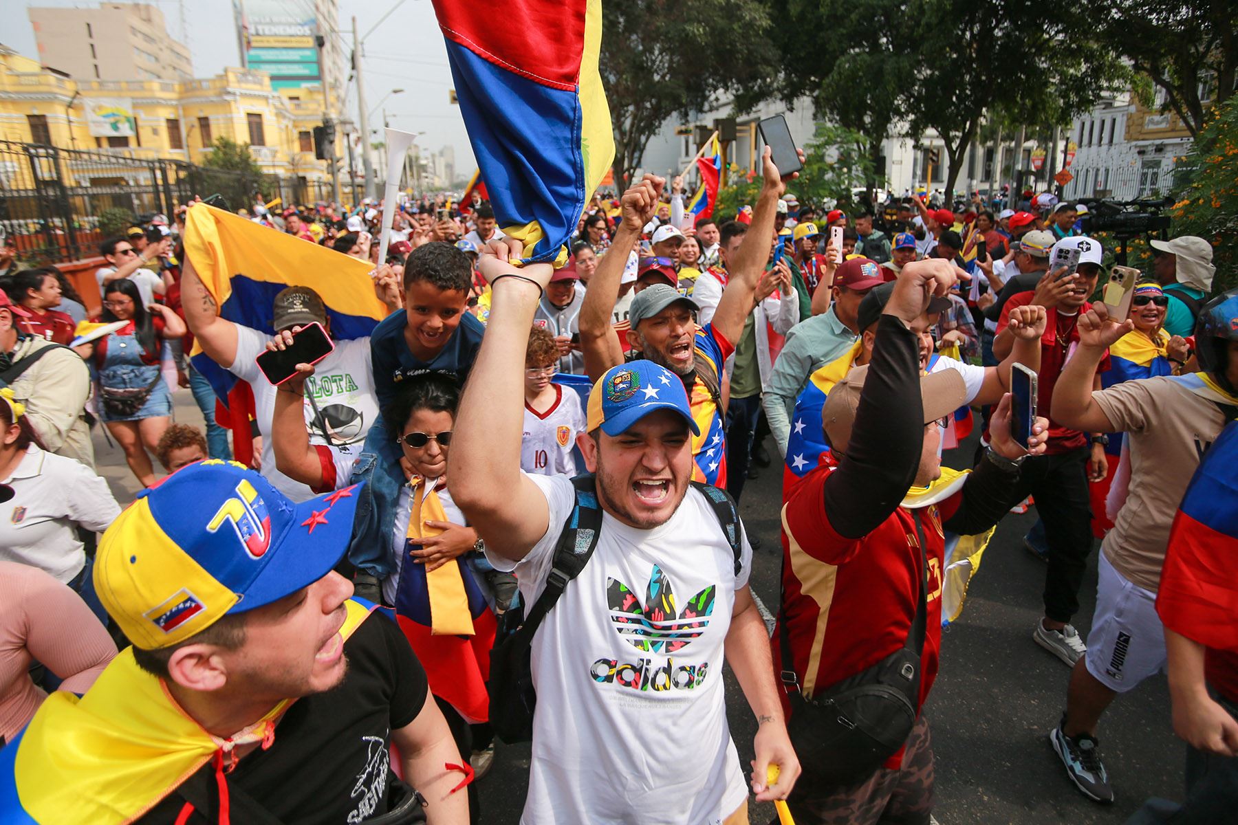 Numerosos ciudadanos venezolanos acudieron hoy a la embajada de su país en Lima tras el anuncio de la captura del presidente de Venezuela, Nicolás Maduro. Foto: ANDINA/ Ricardo Cuba