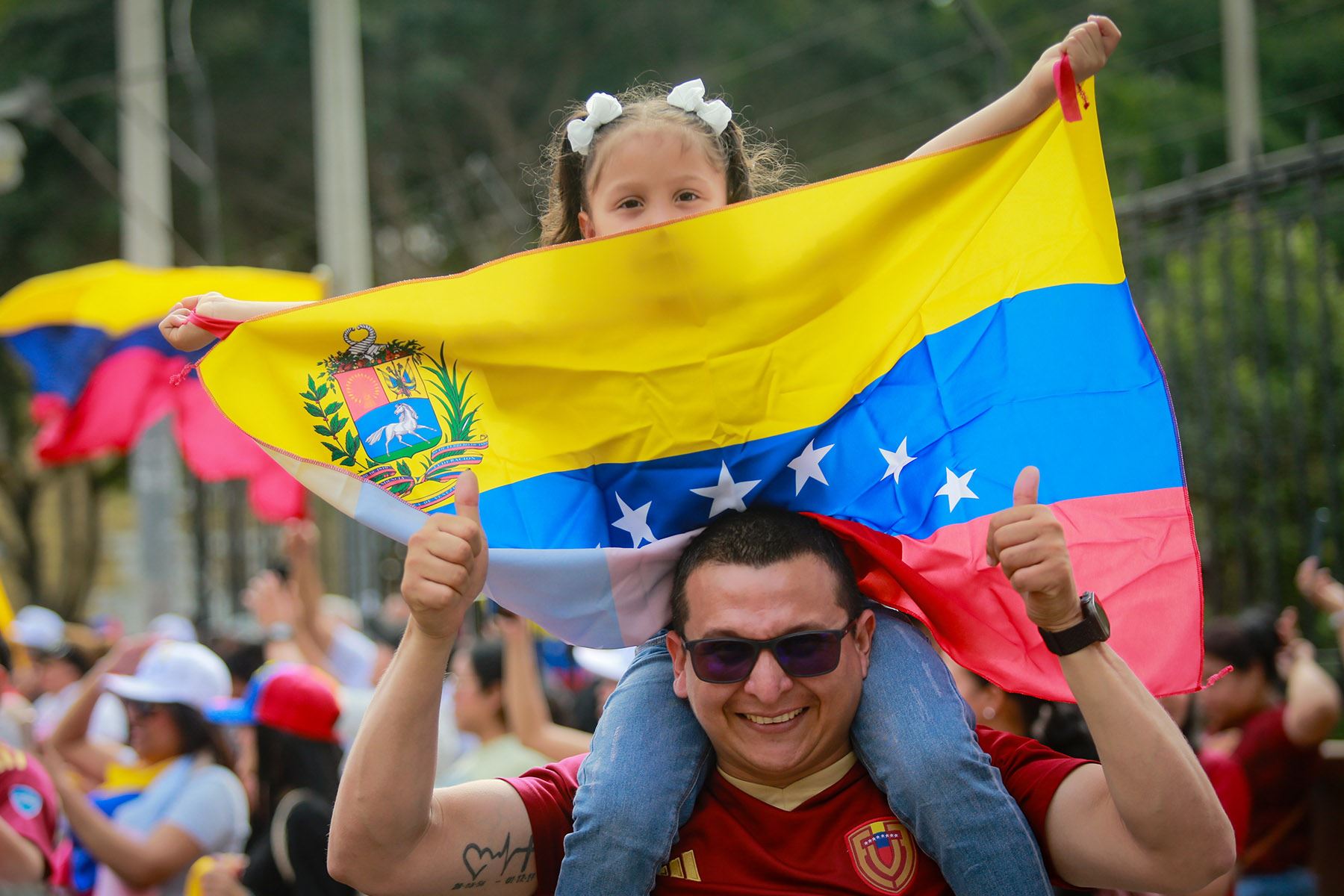 Numerosos ciudadanos venezolanos acudieron hoy a la embajada de su país en Lima tras el anuncio de la captura del presidente de Venezuela, Nicolás Maduro. Foto: ANDINA/ Ricardo Cuba