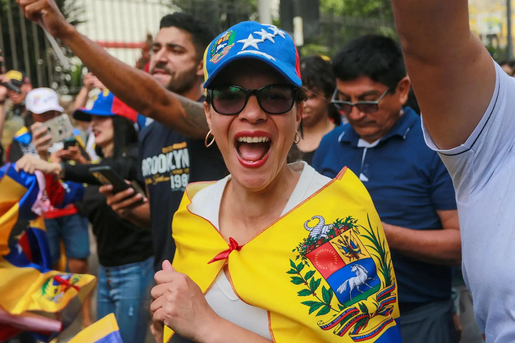 Numerosos ciudadanos venezolanos acudieron hoy a la embajada de su país en Lima tras el anuncio de la captura del presidente de Venezuela, Nicolás Maduro. Foto: ANDINA/ Ricardo Cuba