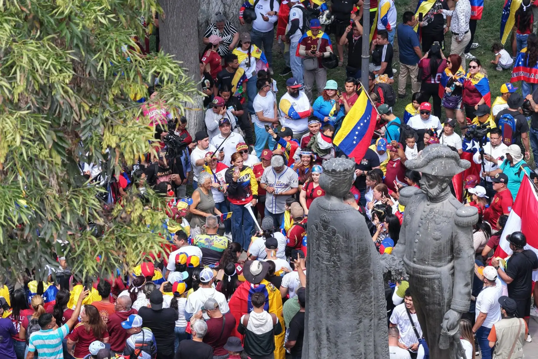Ciudadanos venezolanos celebraron en el parque Miguel de Cervantes, en el Cercado de Lima, tras conocerse la captura del presidente Nicolás Maduro. La detención del líder chavista se produjo luego de una intervención militar de Estados Unidos en territorio venezolano. Foto: ANDINA/Jhonel Rodríguez Robles