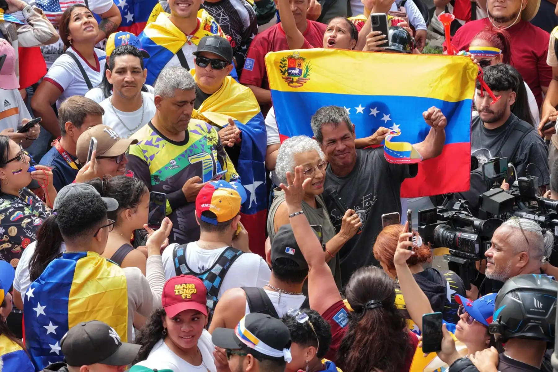 Ciudadanos venezolanos celebraron en el parque Miguel de Cervantes, en el Cercado de Lima, tras conocerse la captura del presidente Nicolás Maduro. La detención del líder chavista se produjo luego de una intervención militar de Estados Unidos en territorio venezolano. Foto: ANDINA/Jhonel Rodríguez Robles