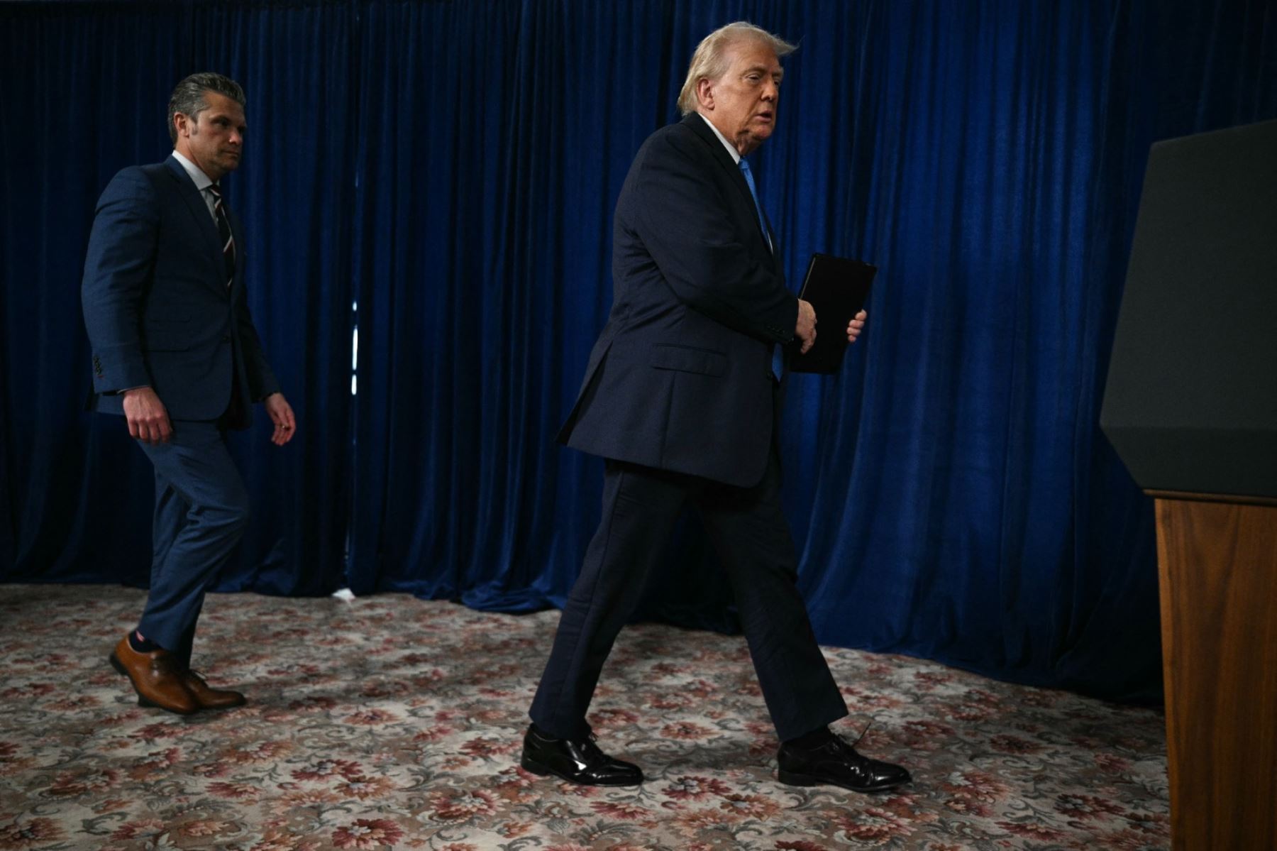Trump señaló que EE.UU. dejó Caracas a oscuras antes del ataque para capturar a Maduro y así concretó no solo su captura, sino de su esposa. Foto: AFP