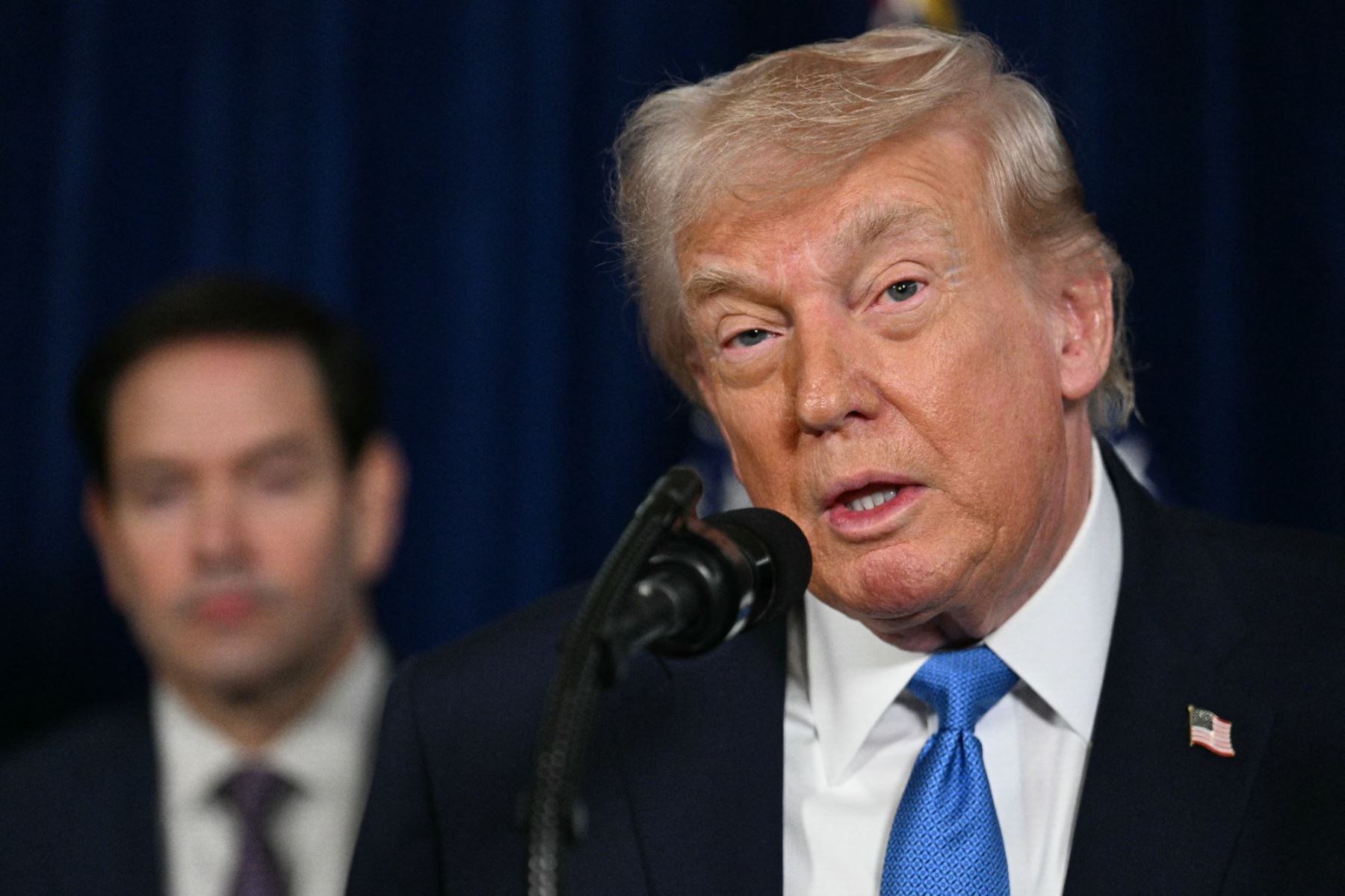 Trump señaló que EE.UU. dejó Caracas a oscuras antes del ataque para capturar a Maduro y así concretó no solo su captura, sino de su esposa. Foto: AFP